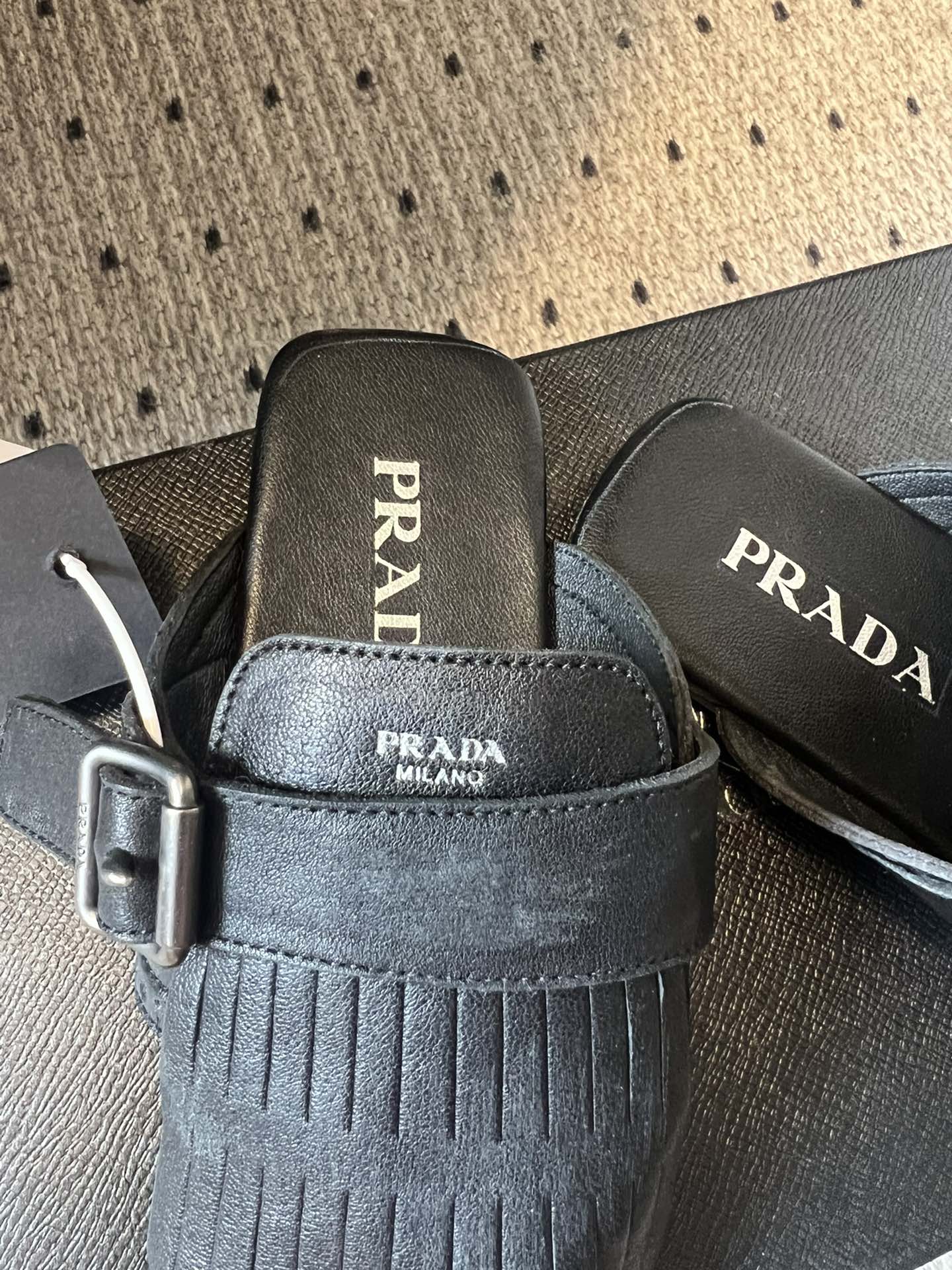 PRADA 25S SHUFFLE LEATHER THONG SANDALS IN BLACK CALFSKIN - 35