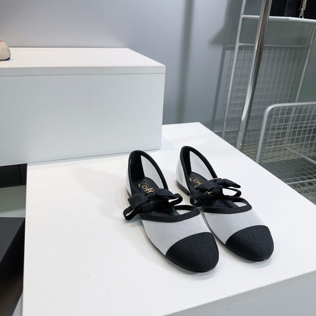 CHANEL FLAT MARY JANE SHOES 25S IN WHITE MIX BLACK MESH FABRIC EMBOSSED LOGO WITH BOW - 35