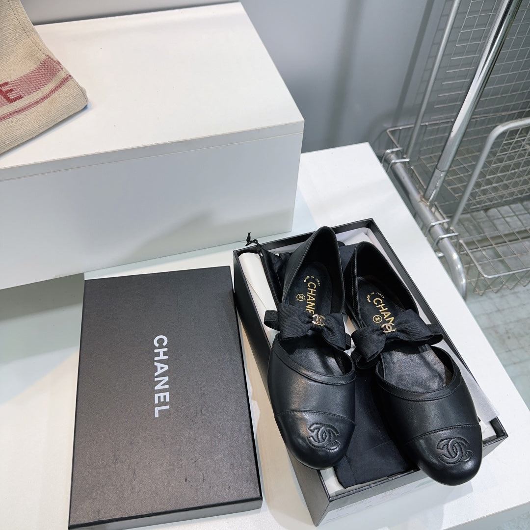CHANEL FLAT MARY JANE SHOES 25S IN BLACK LAMBSKIN EMBOSSED LOGO WITH BOW - 35