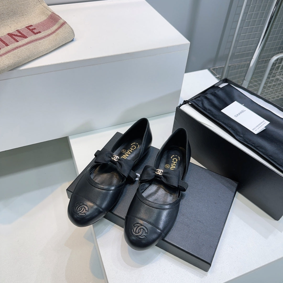 CHANEL FLAT MARY JANE SHOES 25S IN BLACK LAMBSKIN EMBOSSED LOGO WITH BOW - 35