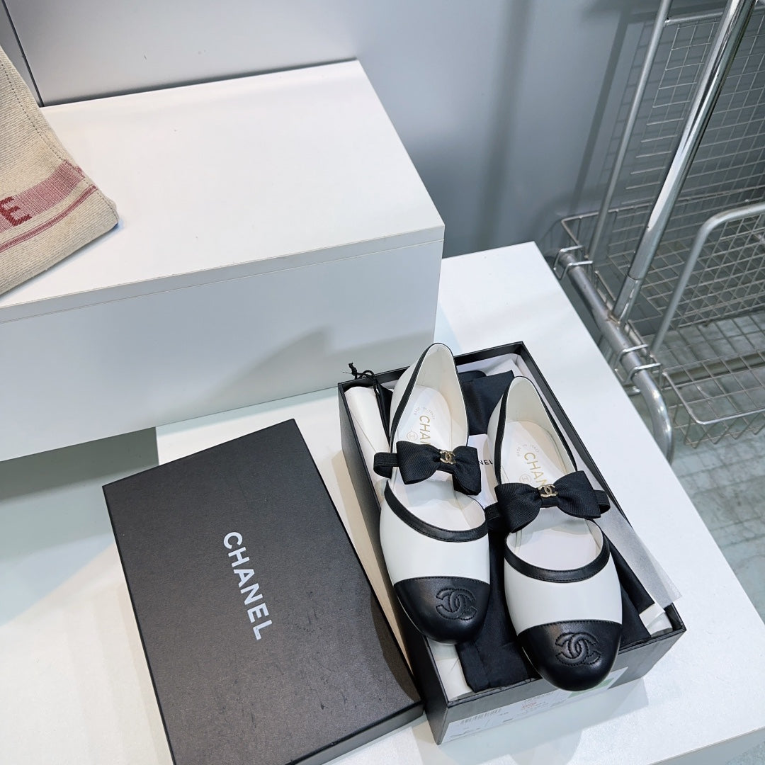 CHANEL FLAT MARY JANE SHOES 25S IN WHITE MIX BLACK LAMBSKIN EMBOSSED LOGO WITH BOW - 35