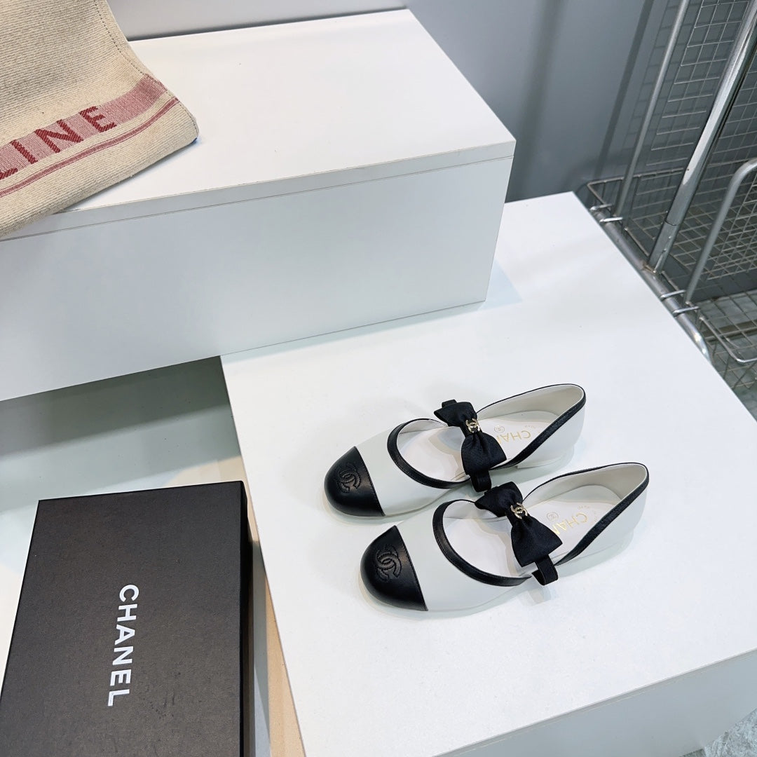 CHANEL FLAT MARY JANE SHOES 25S IN WHITE MIX BLACK LAMBSKIN EMBOSSED LOGO WITH BOW - 35
