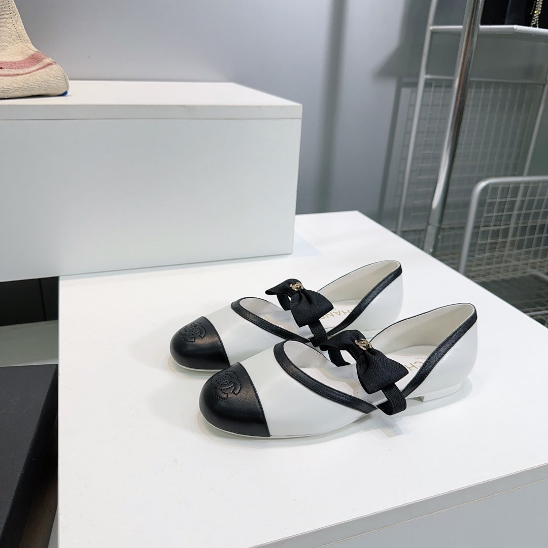 CHANEL FLAT MARY JANE SHOES 25S IN WHITE MIX BLACK LAMBSKIN EMBOSSED LOGO WITH BOW - 35