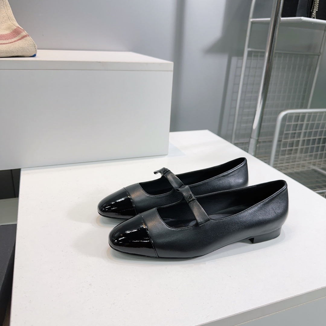 CHANEL FLAT MARY JANE SHOES 25S IN BLACK GLOSSY LAMBSKIN WITH BOW - 35
