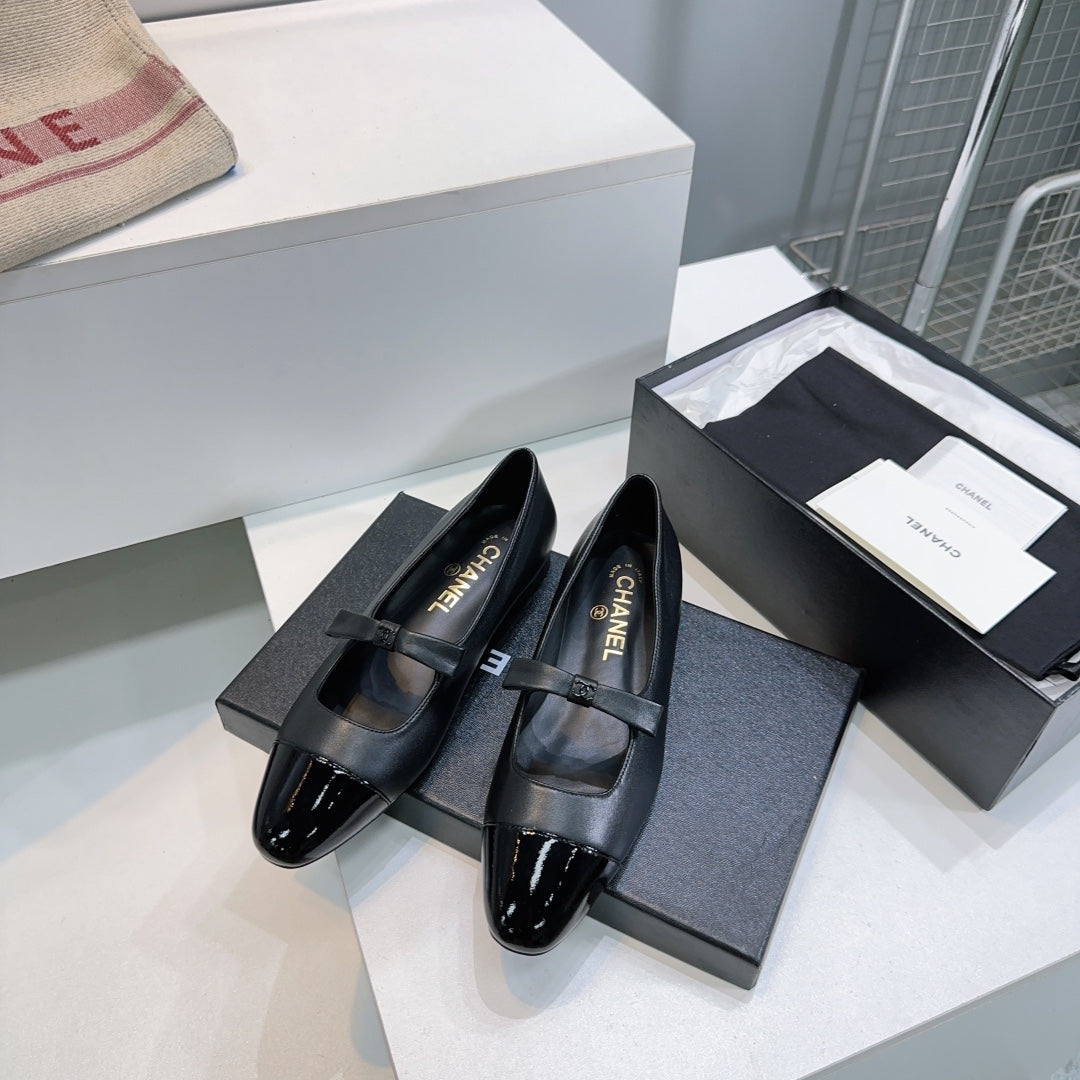 CHANEL FLAT MARY JANE SHOES 25S IN BLACK GLOSSY LAMBSKIN WITH BOW - 35