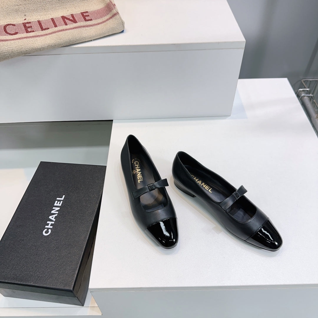 CHANEL FLAT MARY JANE SHOES 25S IN BLACK GLOSSY LAMBSKIN WITH BOW - 35