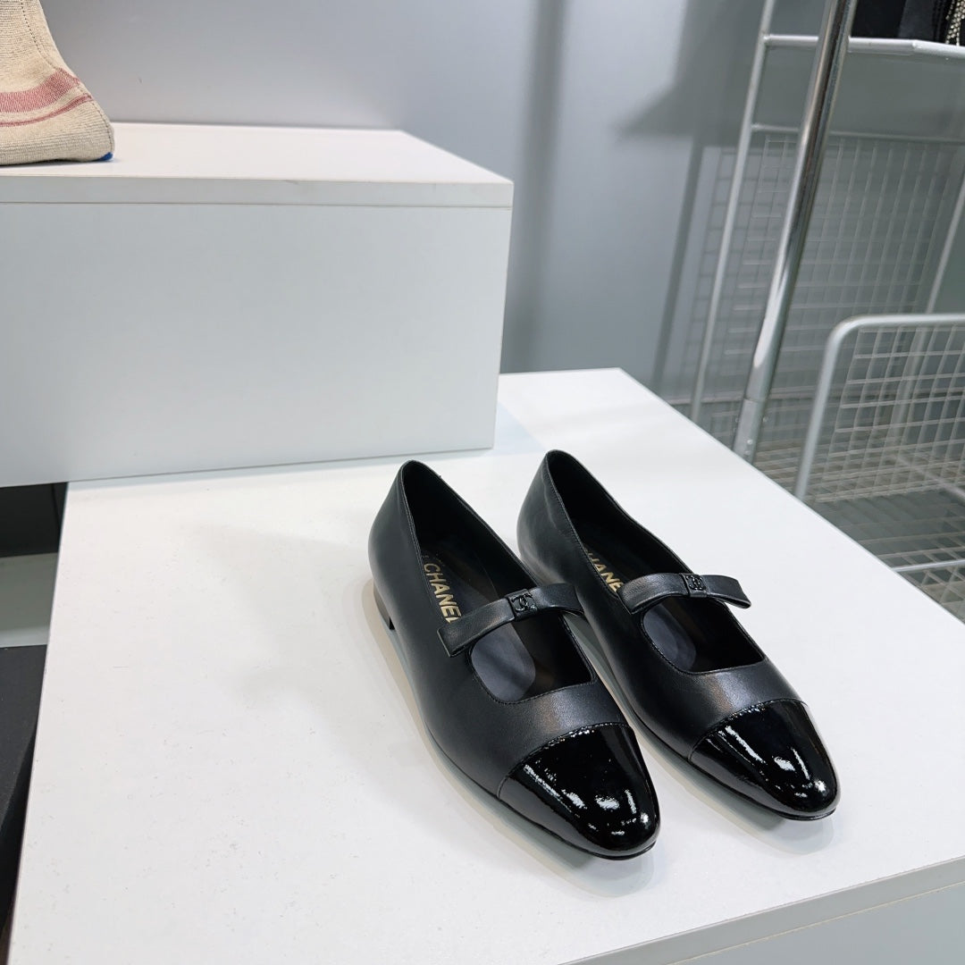 CHANEL FLAT MARY JANE SHOES 25S IN BLACK GLOSSY LAMBSKIN WITH BOW - 35