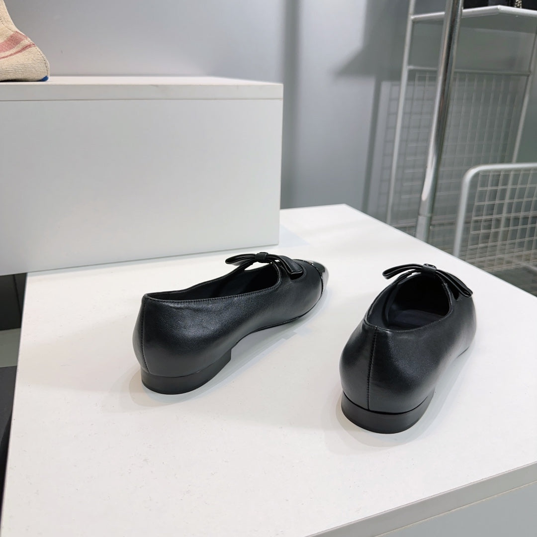 CHANEL FLAT MARY JANE SHOES 25S IN BLACK GLOSSY LAMBSKIN WITH BOW - 35
