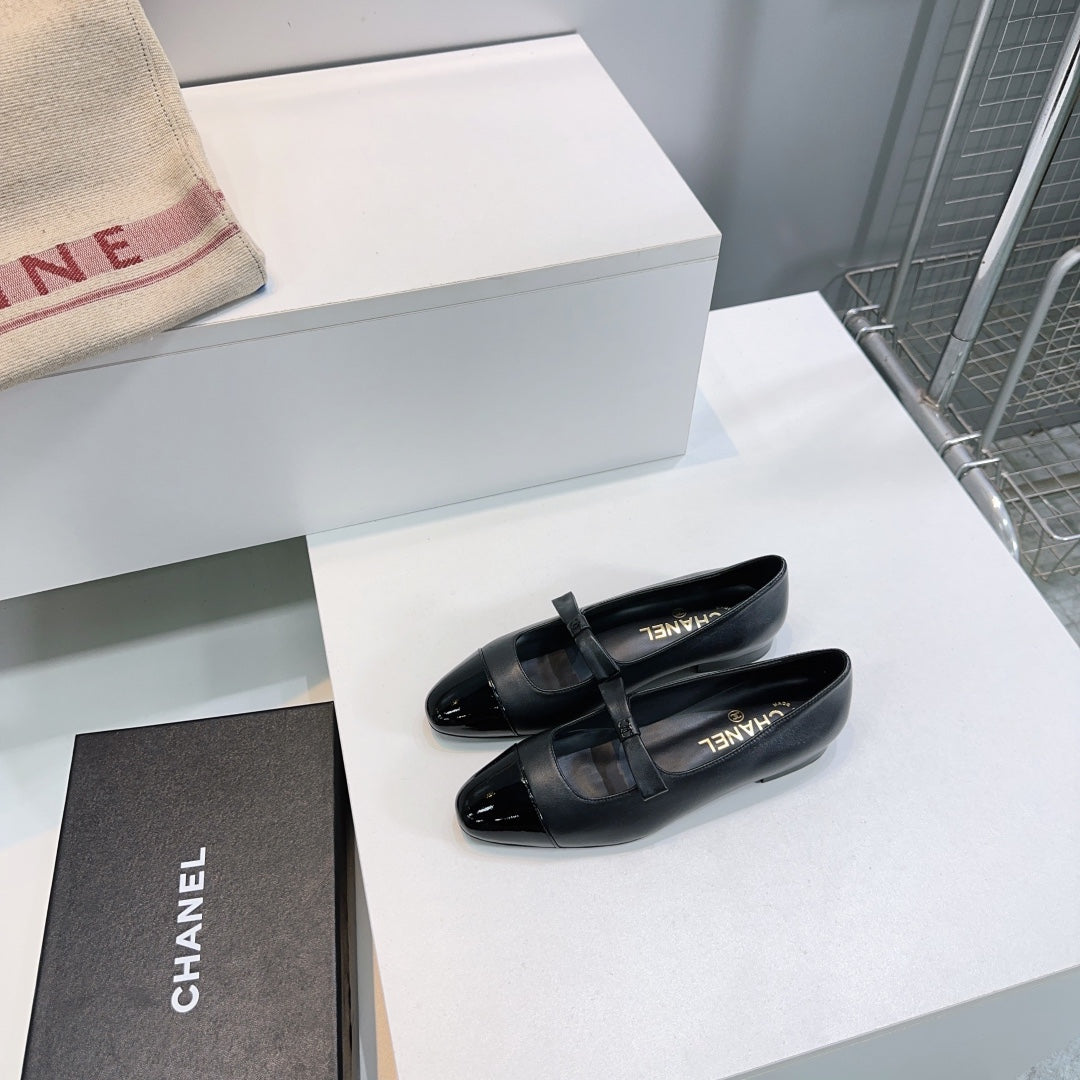 CHANEL FLAT MARY JANE SHOES 25S IN BLACK GLOSSY LAMBSKIN WITH BOW - 35
