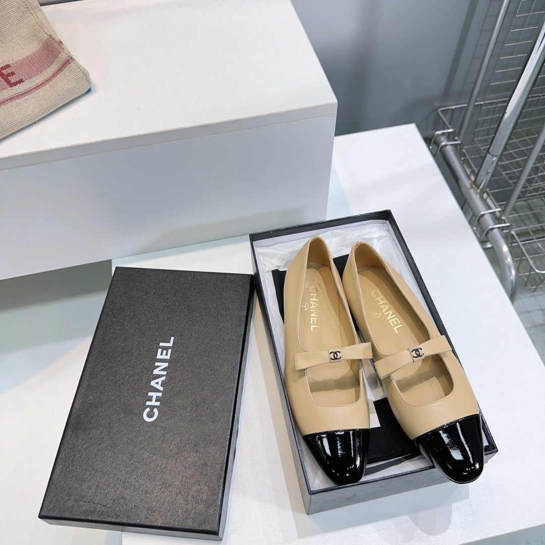 CHANEL FLAT MARY JANE SHOES 25S IN BEIGE LAMBSKIN MIX BLACK GLOSSY WITH BOW - 35