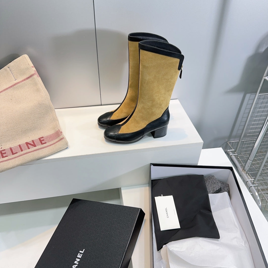 CHANEL SHORT BOOTS 25S 45 MM IN DARK BEIGE SUEDE AND BLACK LAMBSKIN - 35
