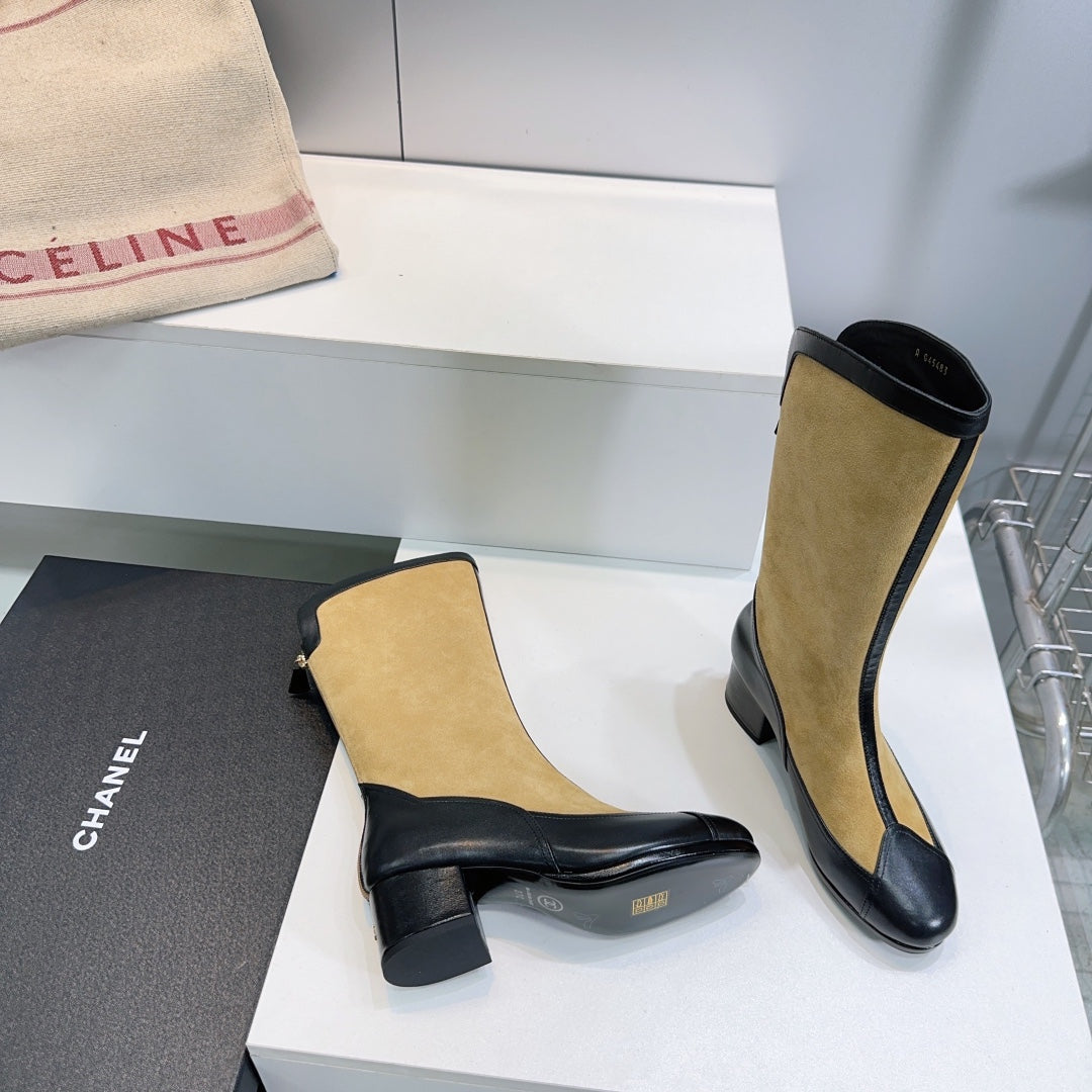 CHANEL SHORT BOOTS 25S 45 MM IN DARK BEIGE SUEDE AND BLACK LAMBSKIN - 35