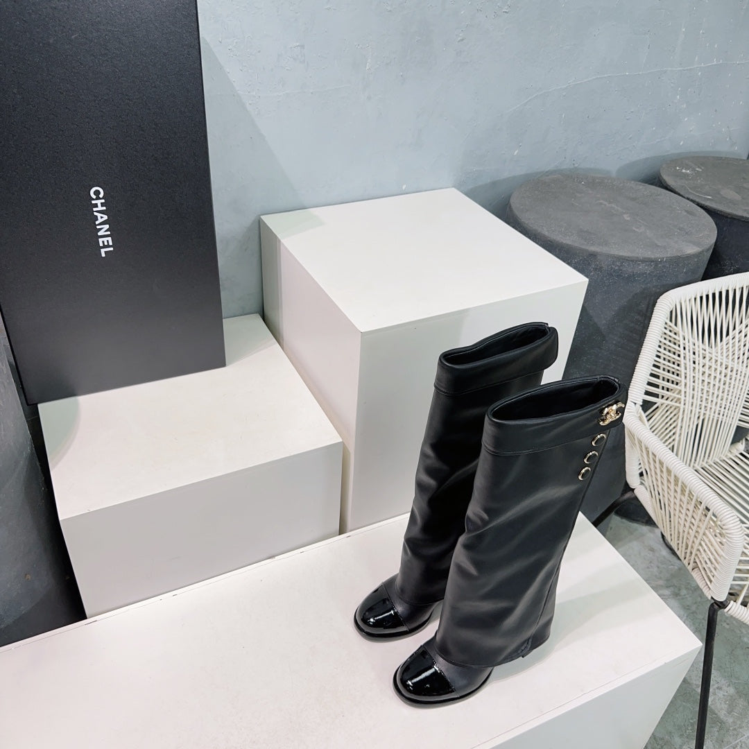 CHANEL HEELED KNEE-HIGH BOOTS 25S 85 MM IN BLACK LAMBSKIN WITH GOLD HARDWARE - 35