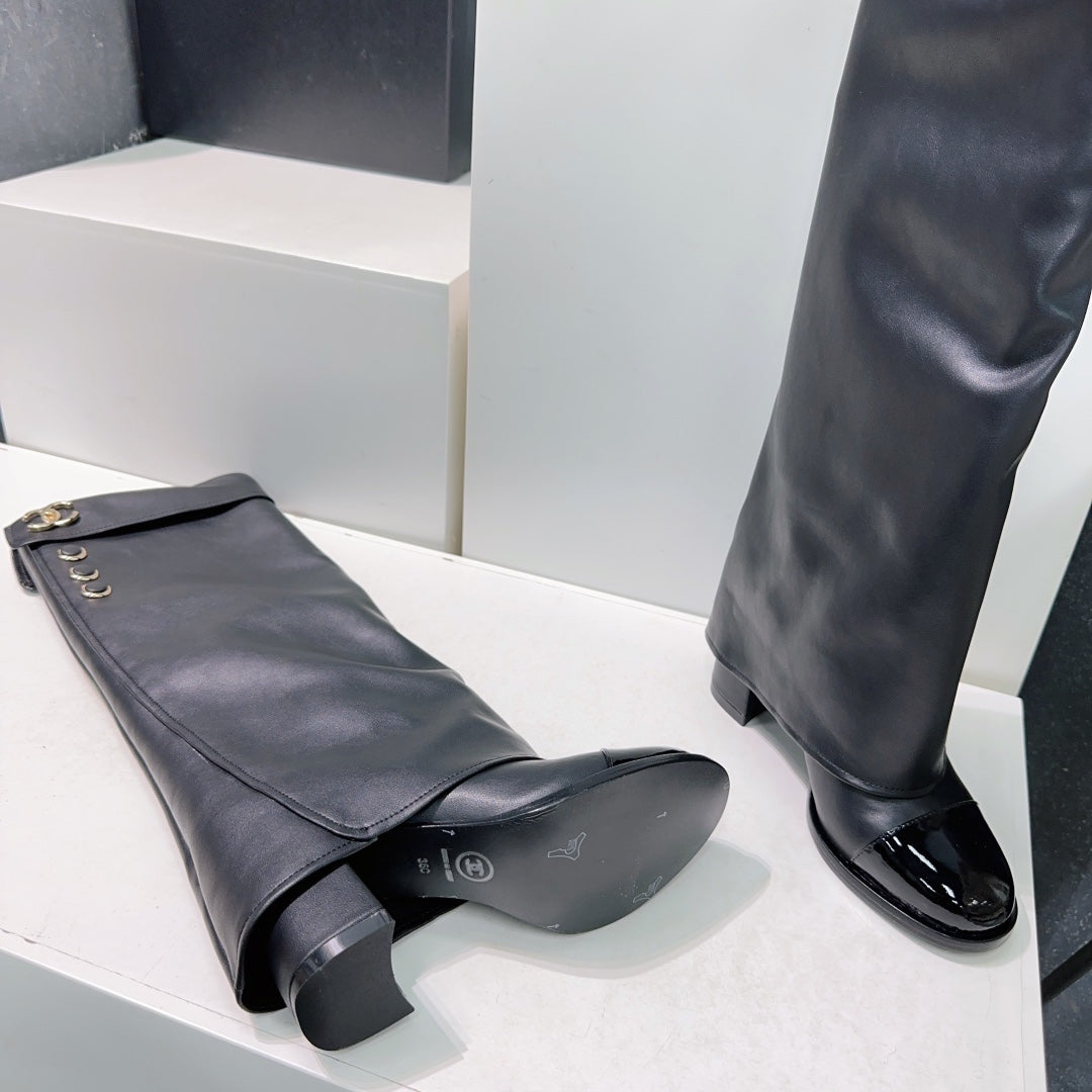 CHANEL HEELED KNEE-HIGH BOOTS 25S 85 MM IN BLACK LAMBSKIN WITH GOLD HARDWARE - 35
