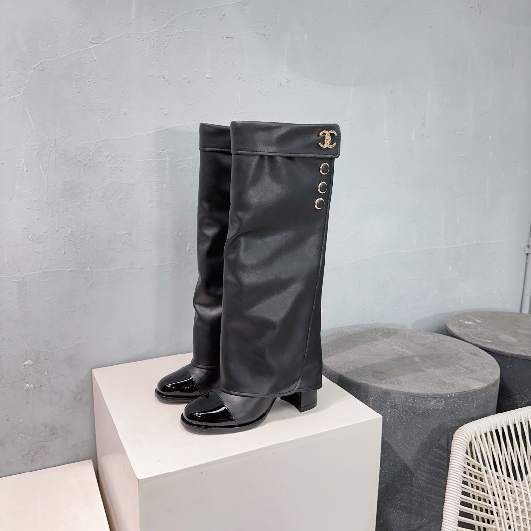 CHANEL HEELED KNEE-HIGH BOOTS 25S 85 MM IN BLACK LAMBSKIN WITH GOLD HARDWARE - 35