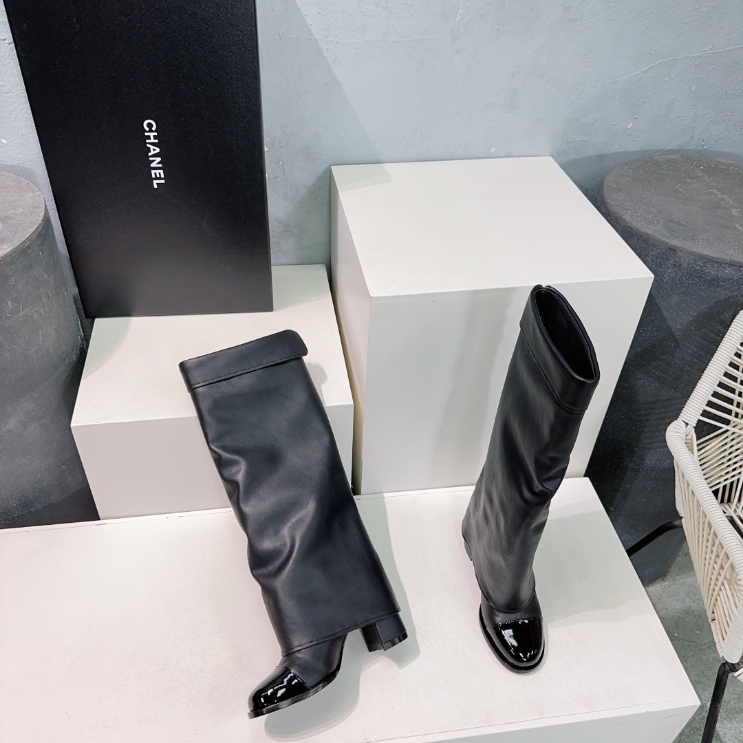 CHANEL HEELED KNEE-HIGH BOOTS 25S 85 MM IN BLACK LAMBSKIN WITH GOLD HARDWARE - 35