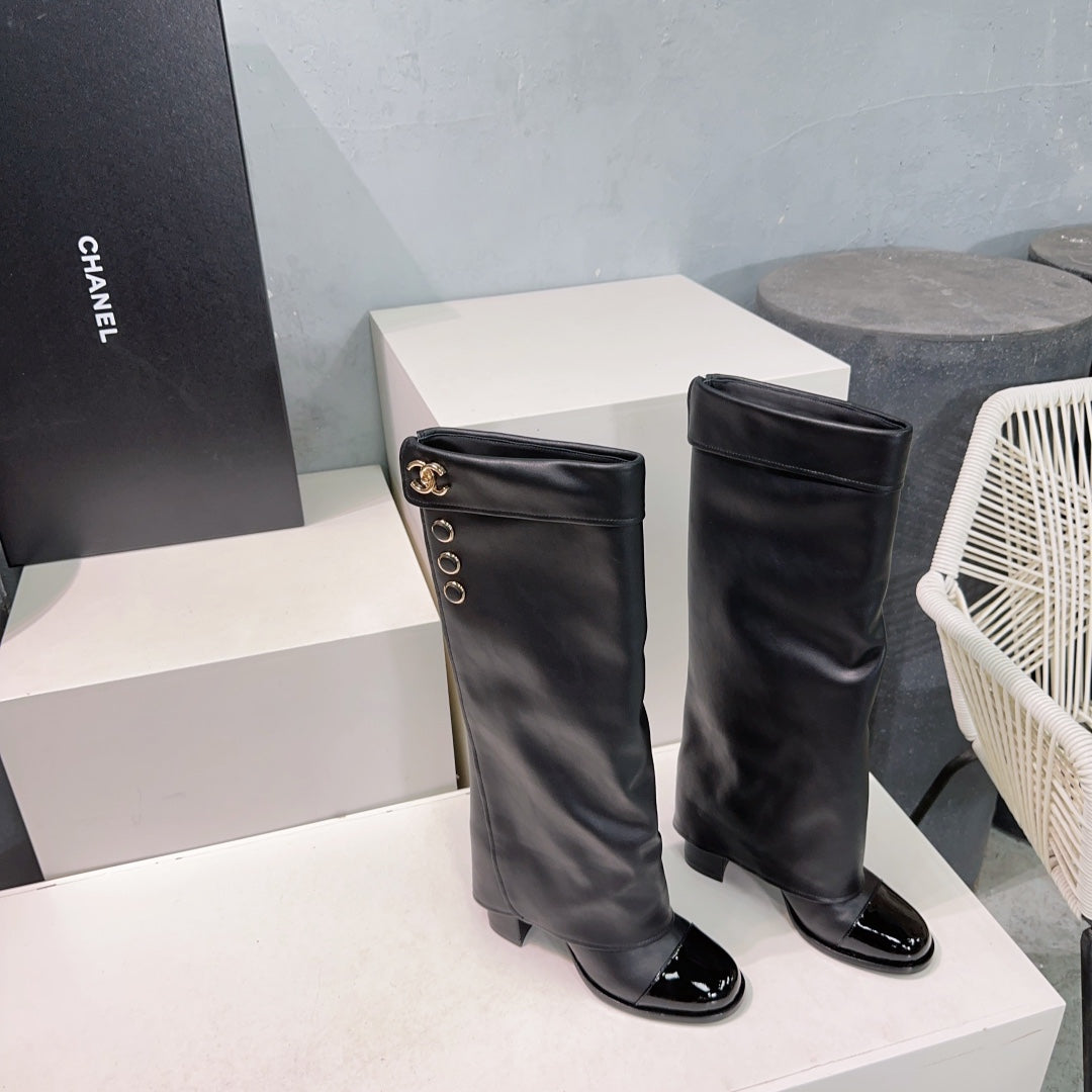 CHANEL HEELED KNEE-HIGH BOOTS 25S 85 MM IN BLACK LAMBSKIN WITH GOLD HARDWARE - 35