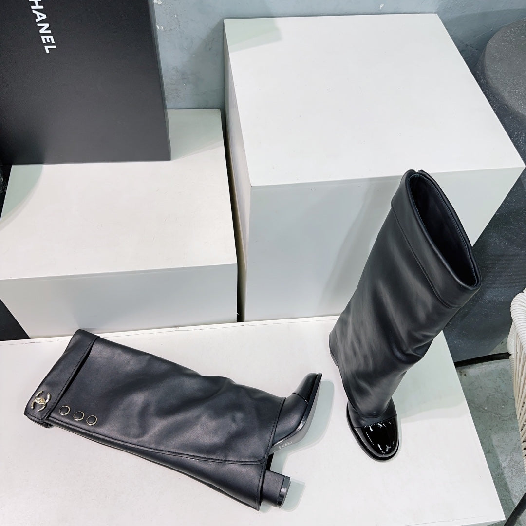 CHANEL HEELED KNEE-HIGH BOOTS 25S 85 MM IN BLACK LAMBSKIN WITH GOLD HARDWARE - 35