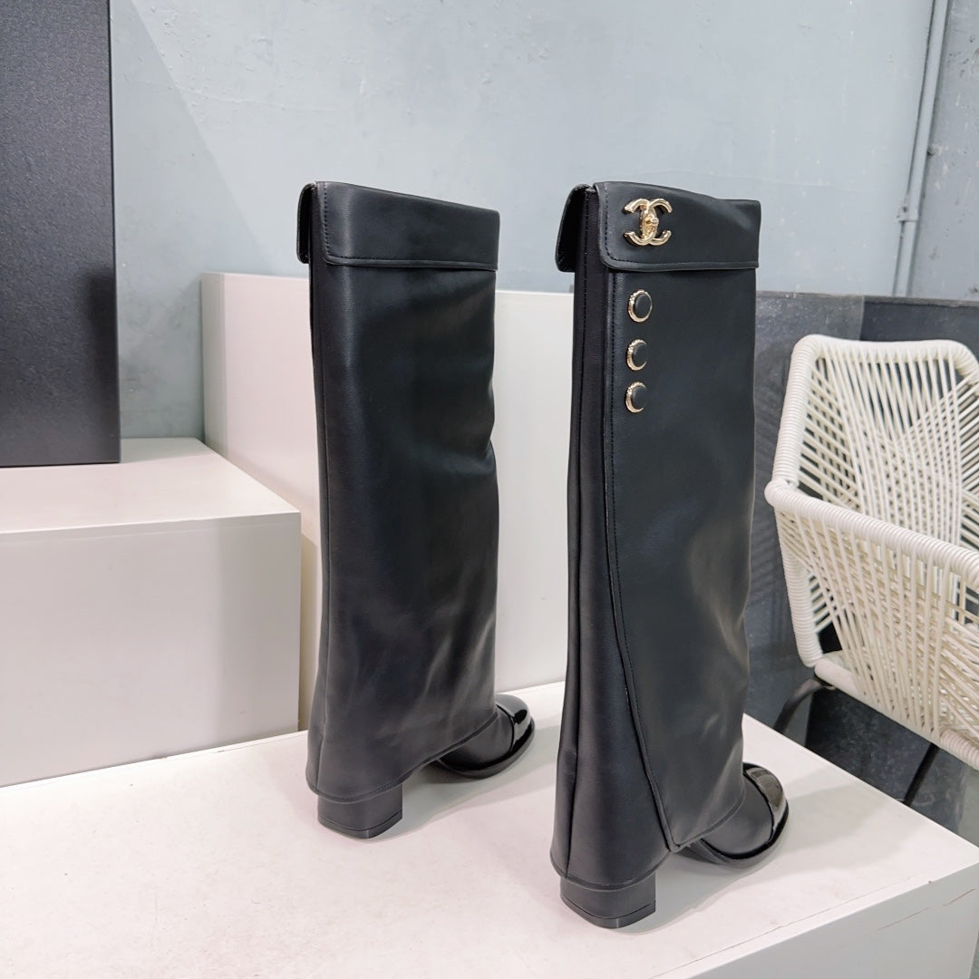 CHANEL HEELED KNEE-HIGH BOOTS 25S 85 MM IN BLACK LAMBSKIN WITH GOLD HARDWARE - 35