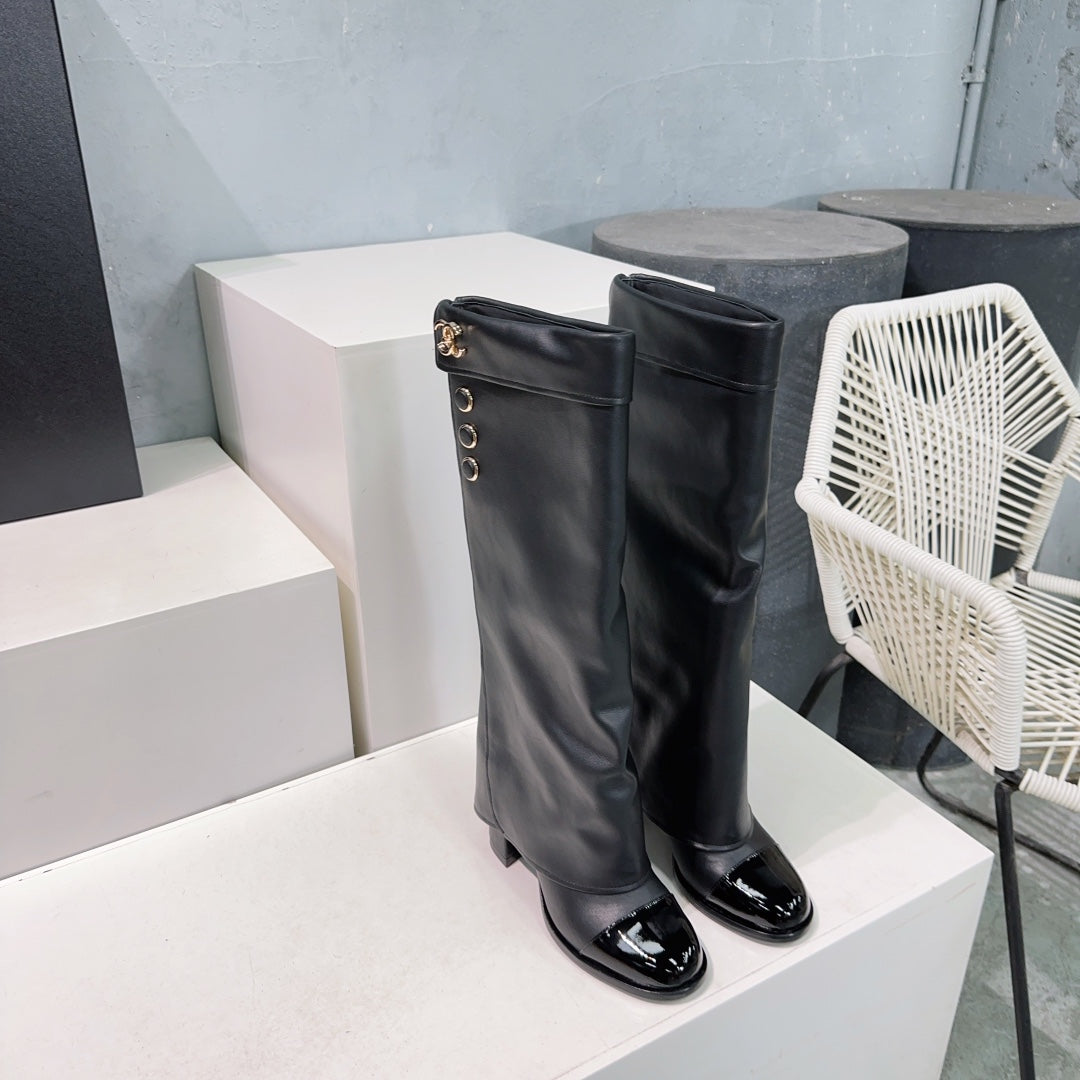 CHANEL HEELED KNEE-HIGH BOOTS 25S 85 MM IN BLACK LAMBSKIN WITH GOLD HARDWARE - 35