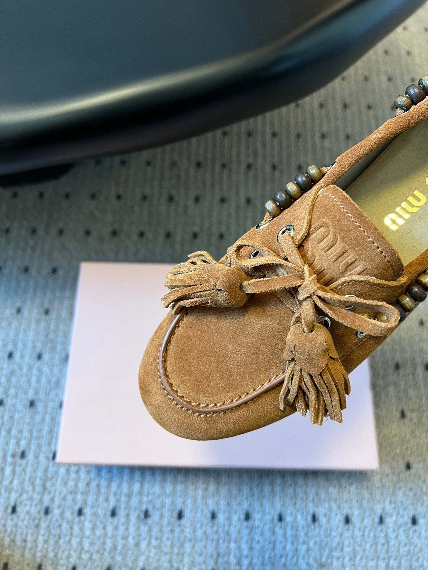 ЛОФЕРИ MIUMIU 26S З КИСТЯМИ З КОРИЧНЕВОЇ ЗАМШІ КОЛЬОРУ КАРАМЕЛІ