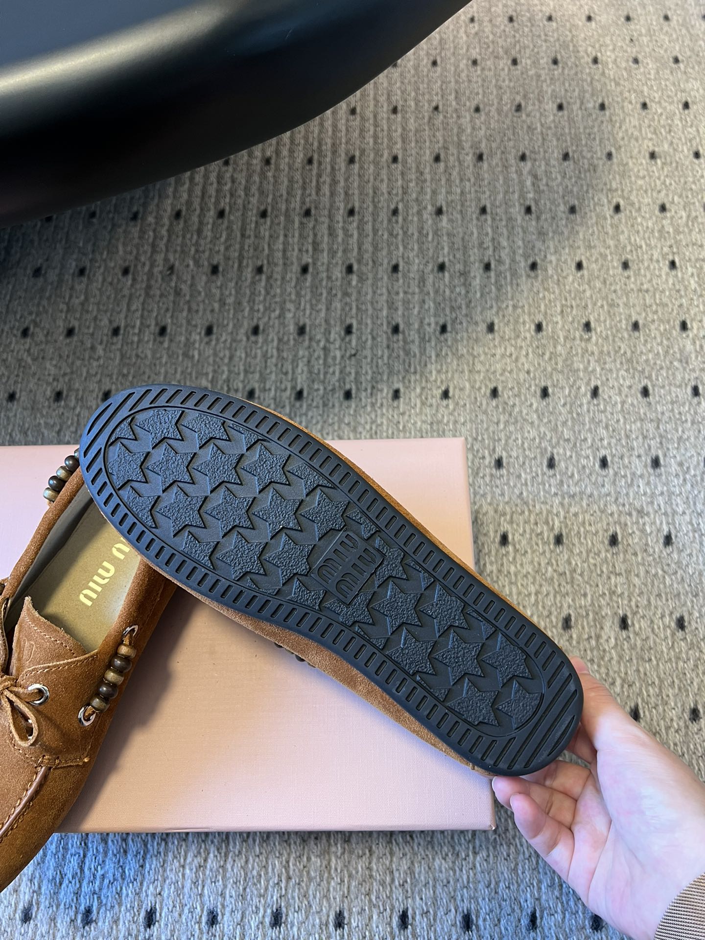 ЛОФЕРИ MIUMIU 26S З КИСТЯМИ З КОРИЧНЕВОЇ ЗАМШІ КОЛЬОРУ КАРАМЕЛІ