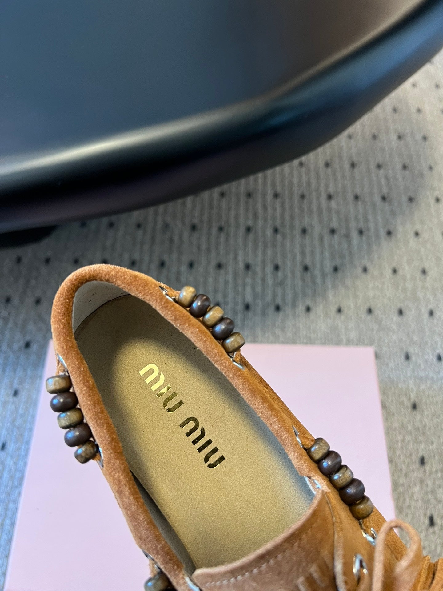 ЛОФЕРИ MIUMIU 26S З КИСТЯМИ З КОРИЧНЕВОЇ ЗАМШІ КОЛЬОРУ КАРАМЕЛІ