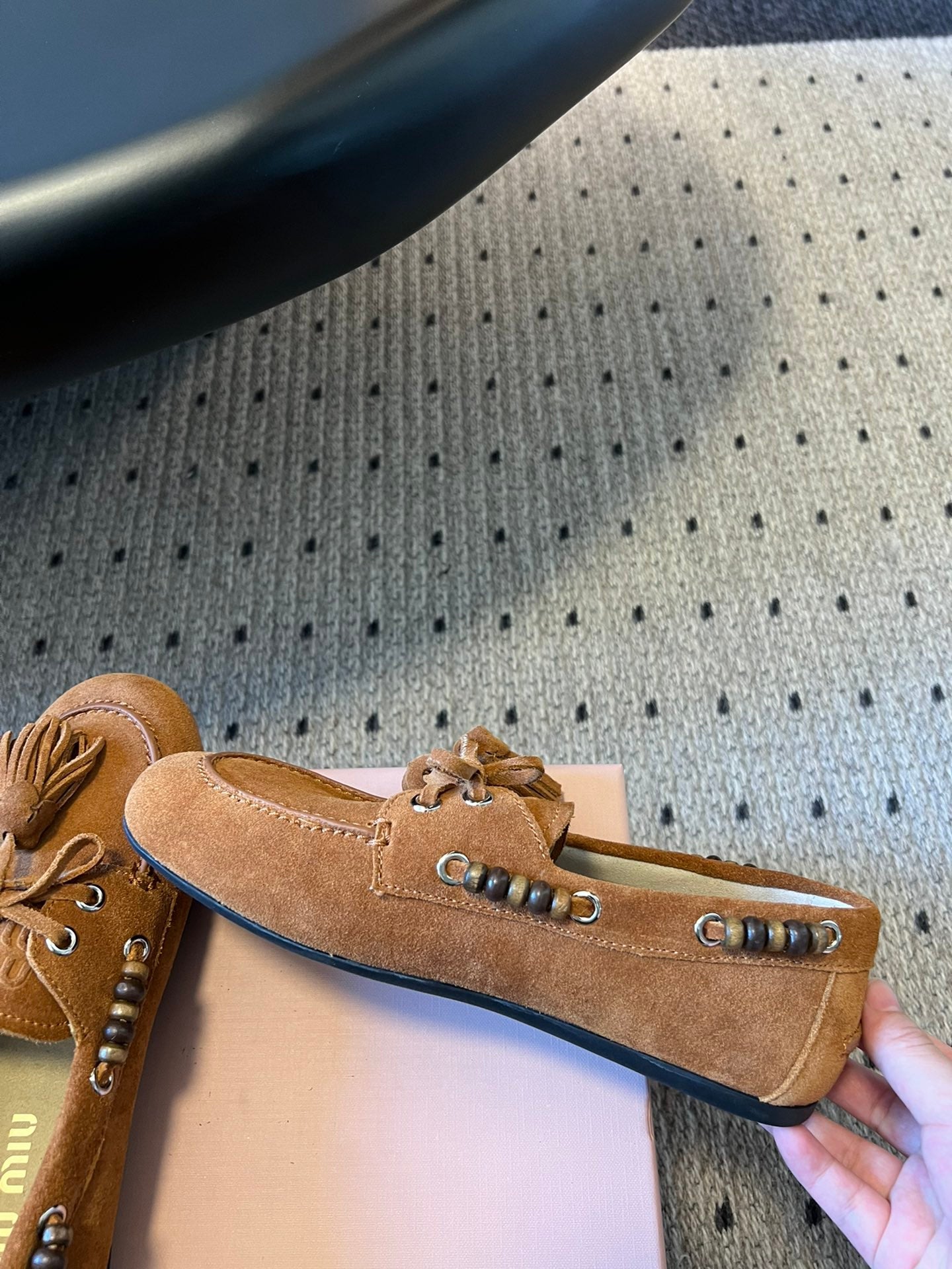 ЛОФЕРИ MIUMIU 26S З КИСТЯМИ З КОРИЧНЕВОЇ ЗАМШІ КОЛЬОРУ КАРАМЕЛІ