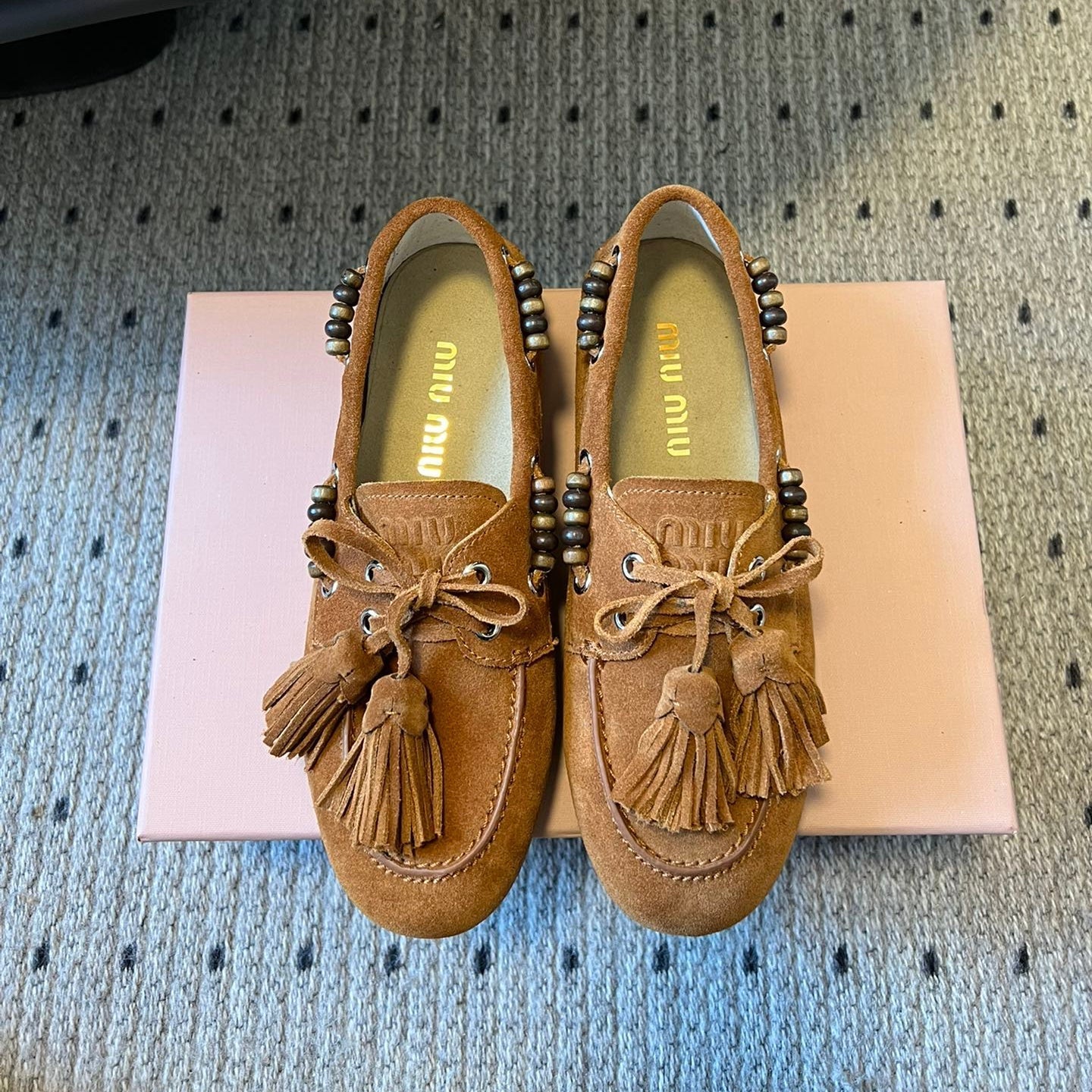 ЛОФЕРИ MIUMIU 26S З КИСТЯМИ З КОРИЧНЕВОЇ ЗАМШІ КОЛЬОРУ КАРАМЕЛІ