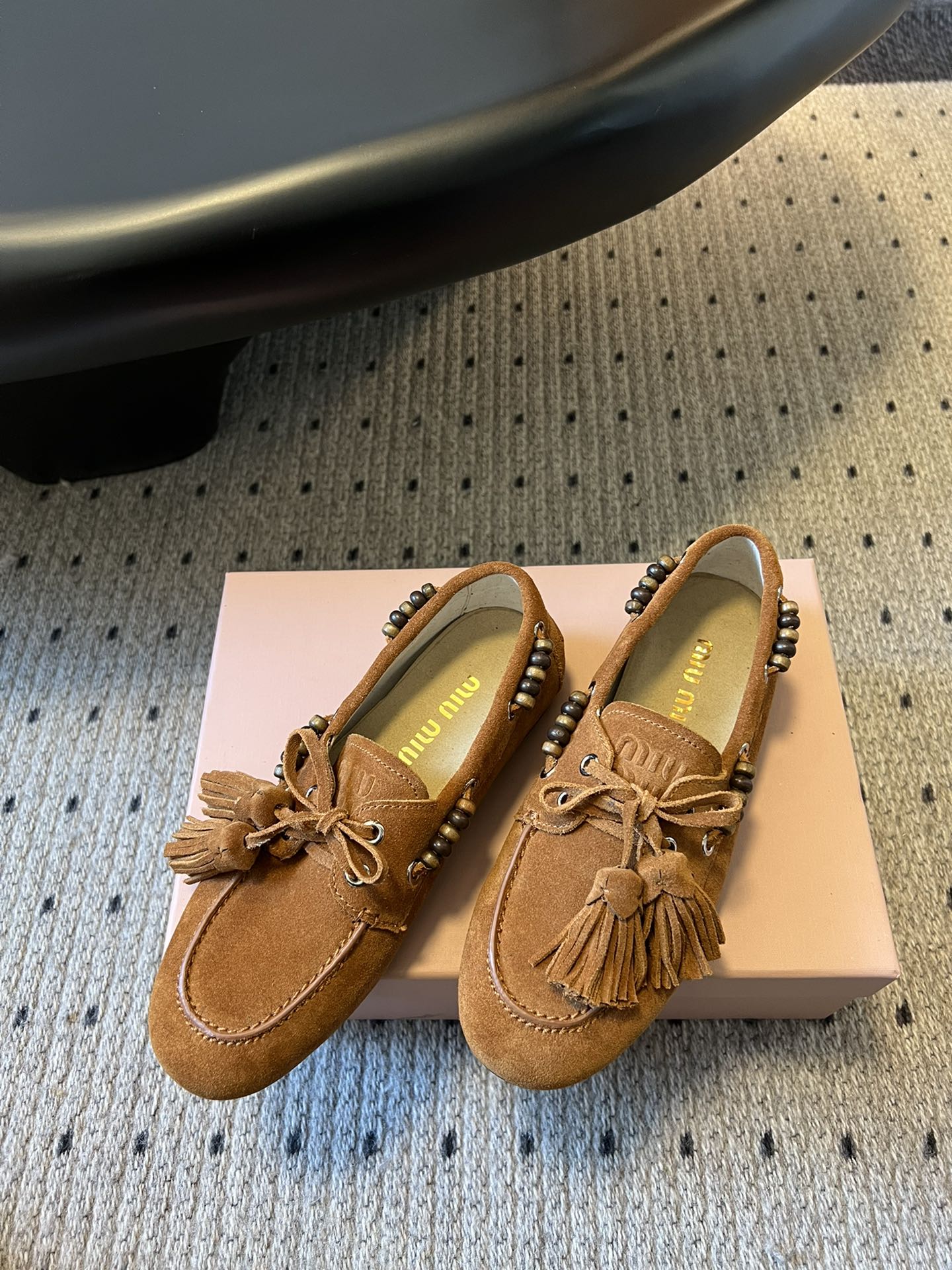 ЛОФЕРИ MIUMIU 26S З КИСТЯМИ З КОРИЧНЕВОЇ ЗАМШІ КОЛЬОРУ КАРАМЕЛІ
