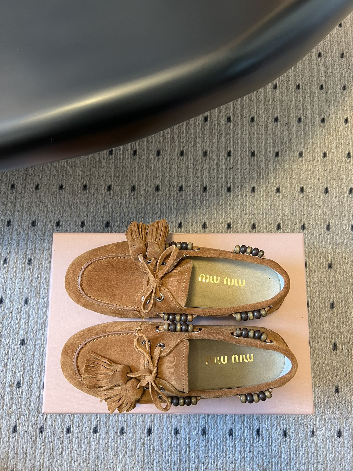 ЛОФЕРИ MIUMIU 26S З КИСТЯМИ З КОРИЧНЕВОЇ ЗАМШІ КОЛЬОРУ КАРАМЕЛІ