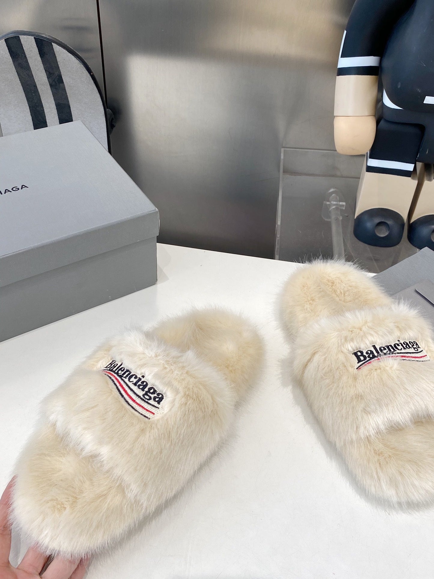 BALENCIAGA 25S FUR SLIPPERS IN LIGHT BEIGE FAUX SHEARLING - 35