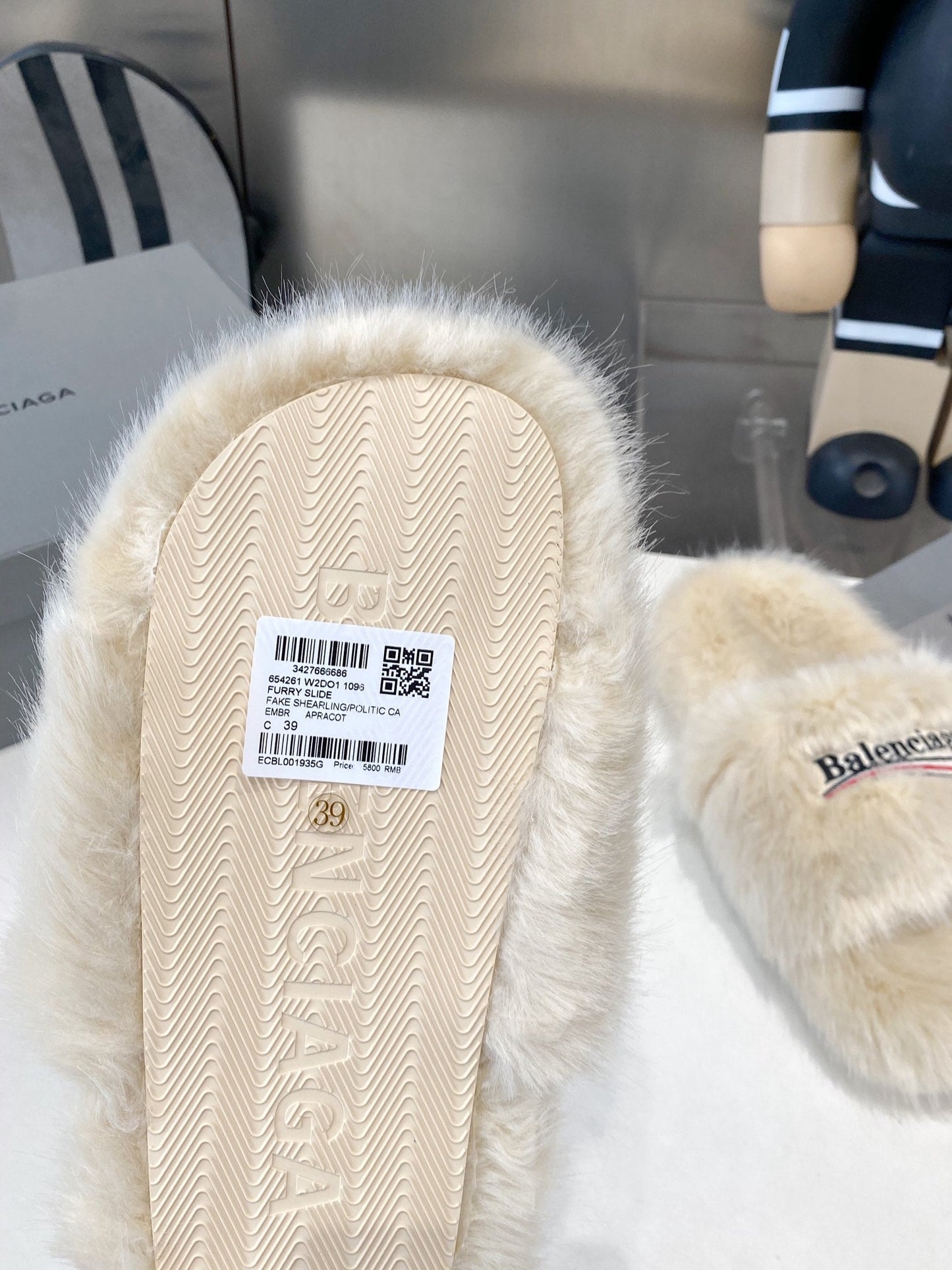 BALENCIAGA 25S FUR SLIPPERS IN LIGHT BEIGE FAUX SHEARLING - 35