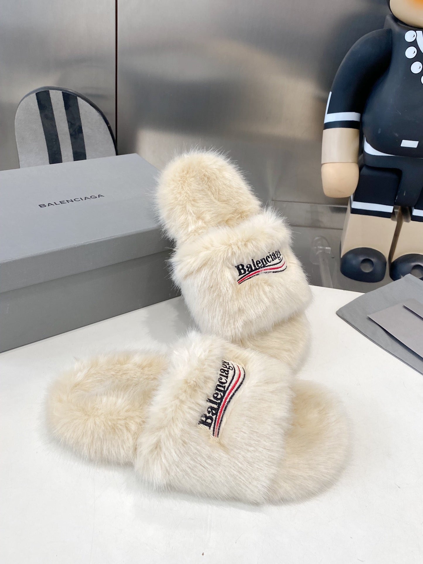 BALENCIAGA 25S FUR SLIPPERS IN LIGHT BEIGE FAUX SHEARLING - 35