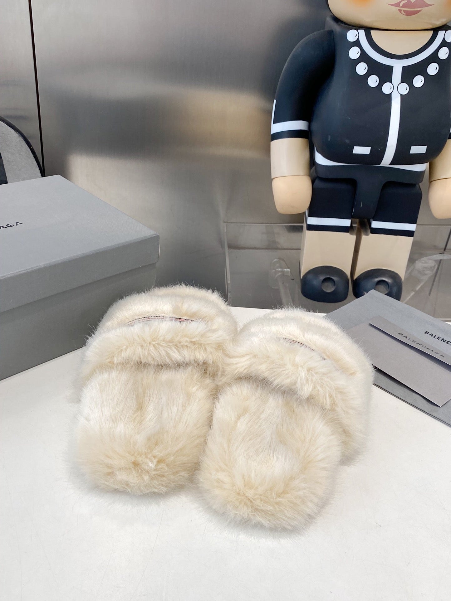 BALENCIAGA 25S FUR SLIPPERS IN LIGHT BEIGE FAUX SHEARLING - 35