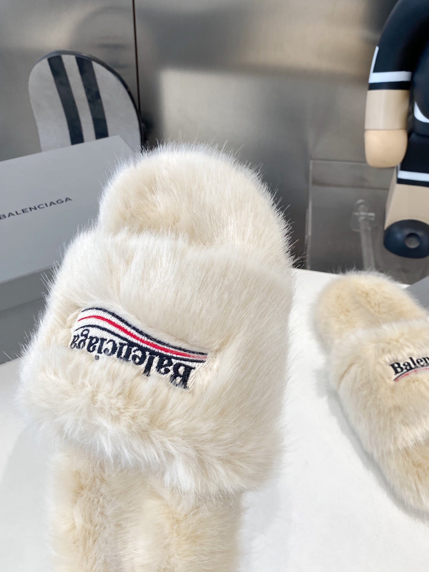 BALENCIAGA 25S FUR SLIPPERS IN LIGHT BEIGE FAUX SHEARLING - 35