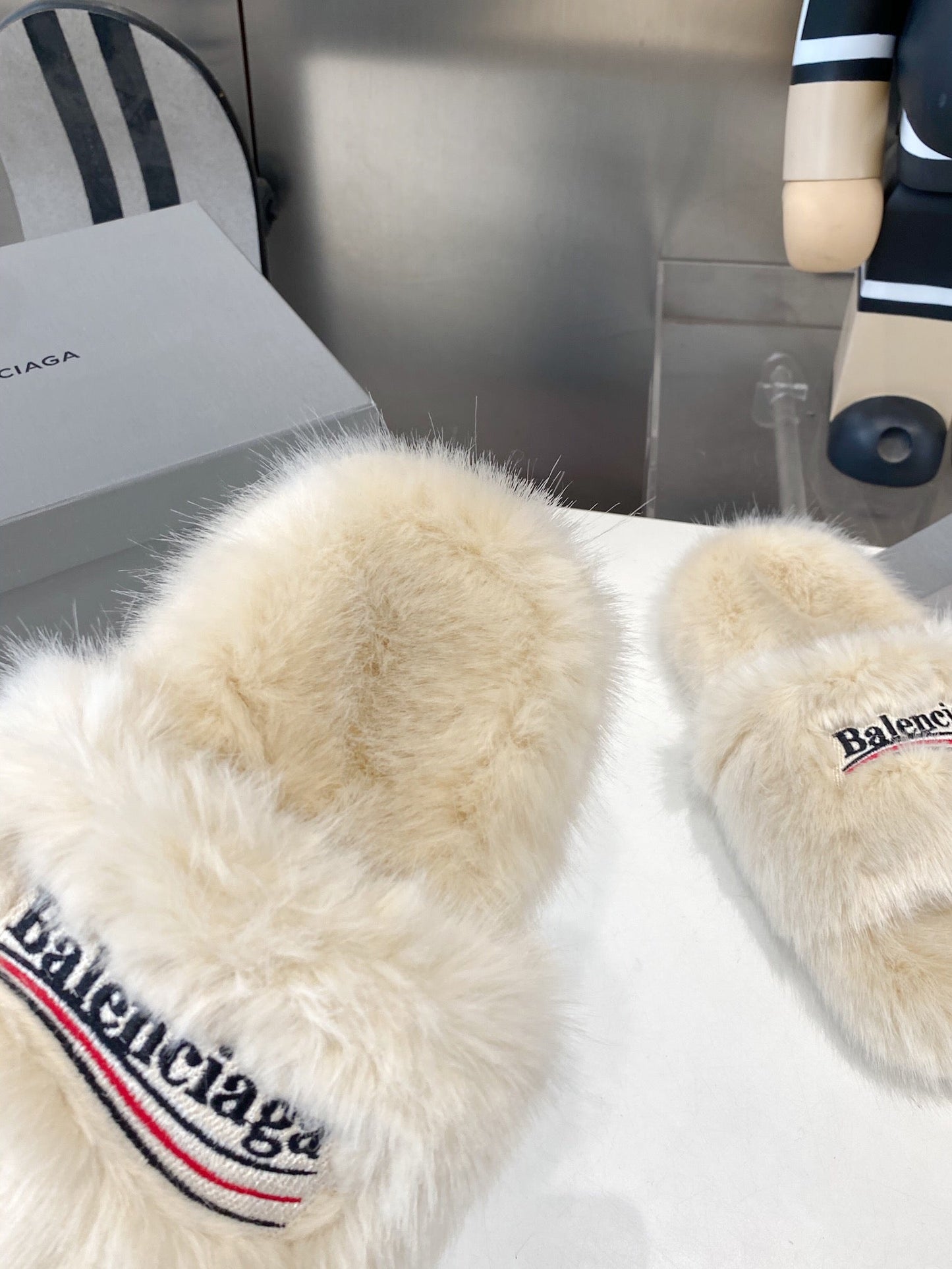 BALENCIAGA 25S FUR SLIPPERS IN LIGHT BEIGE FAUX SHEARLING - 35