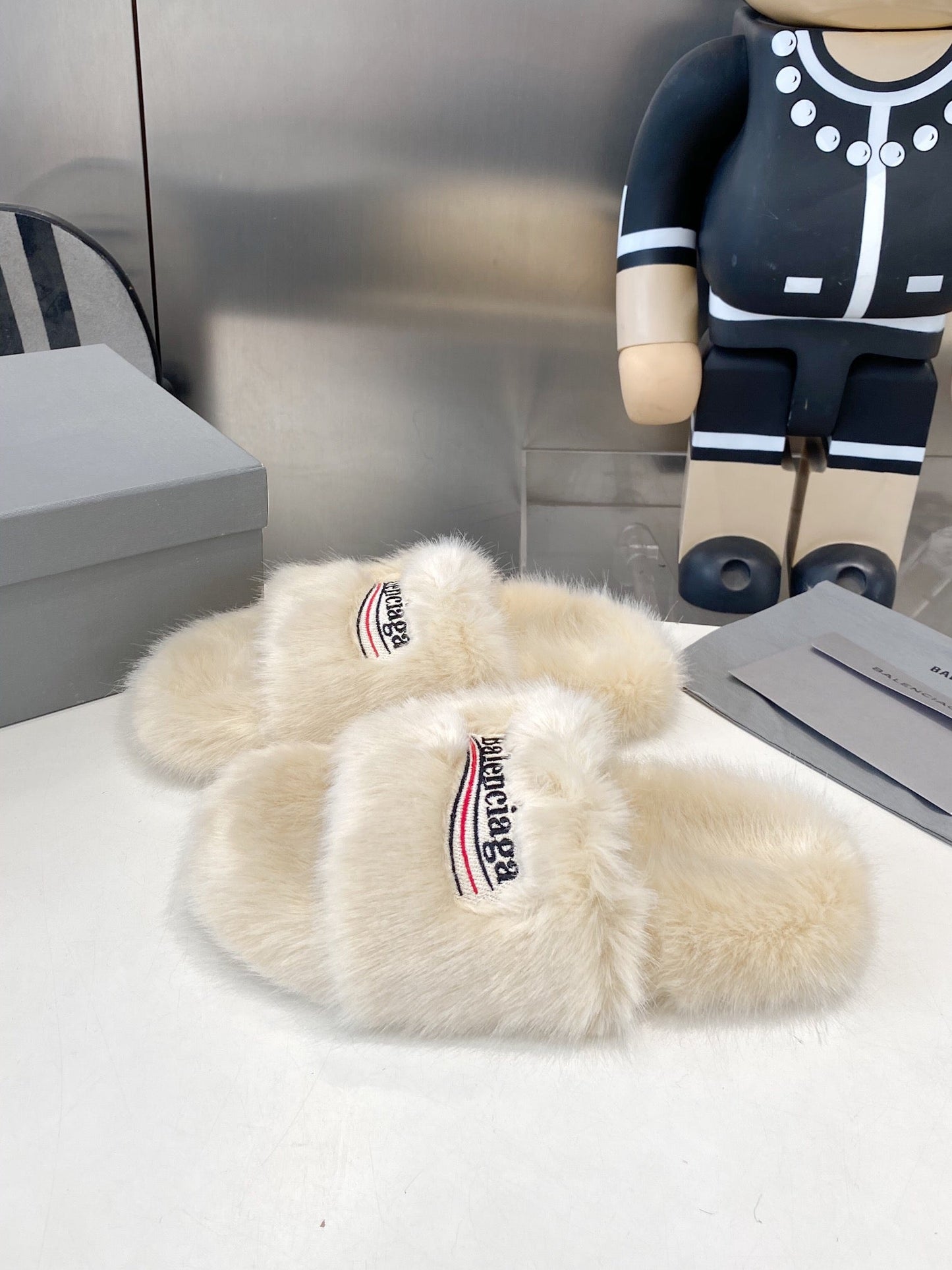 BALENCIAGA 25S FUR SLIPPERS IN LIGHT BEIGE FAUX SHEARLING - 35