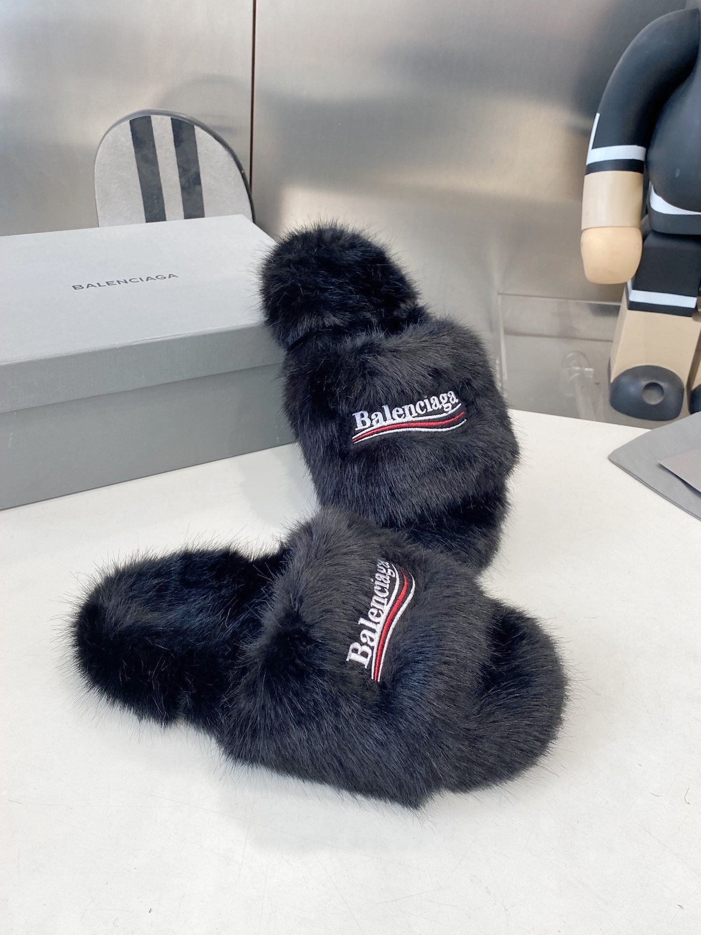BALENCIAGA 25S FUR SLIPPERS IN BLACK FAUX SHEARLING - 35