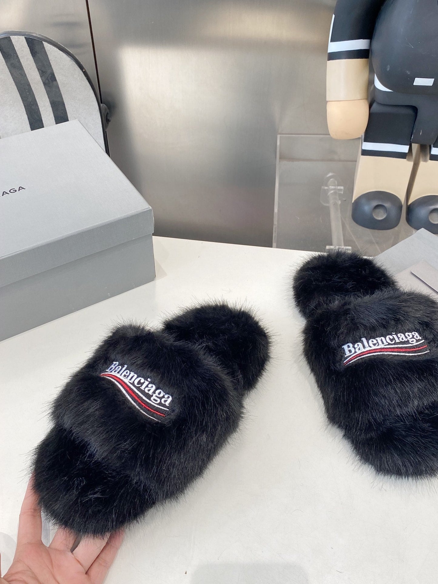 BALENCIAGA 25S FUR SLIPPERS IN BLACK FAUX SHEARLING - 35