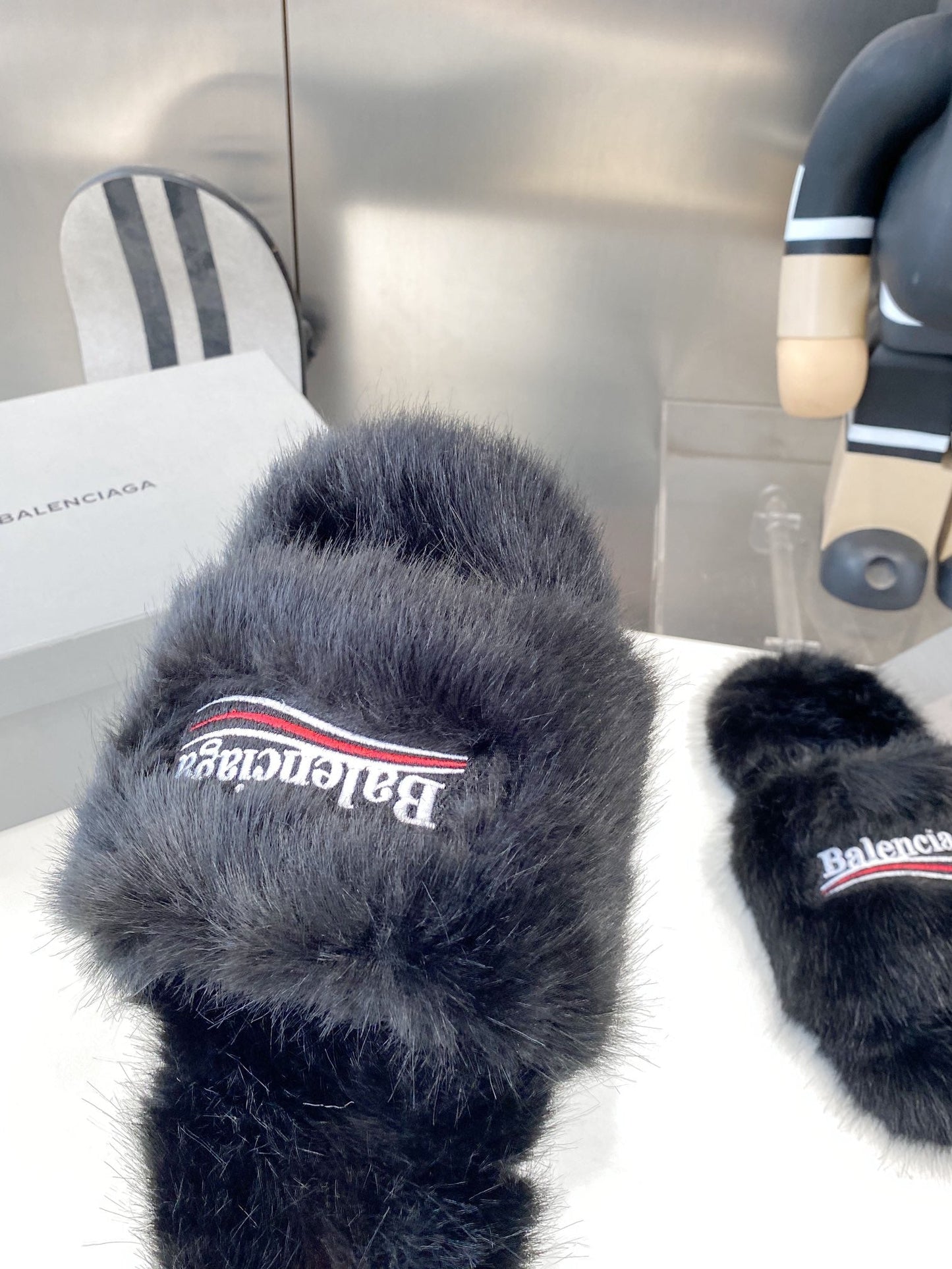 BALENCIAGA 25S FUR SLIPPERS IN BLACK FAUX SHEARLING - 35