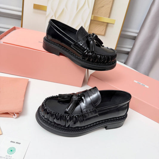 ЖІНОЧІ ЛОФЕРИ MIUMIU 26S ЗІ ШКІРИ ТЕЛЯТИ ЧОРНОГО КОЛЬОРУ З КИТИЦЯМИ