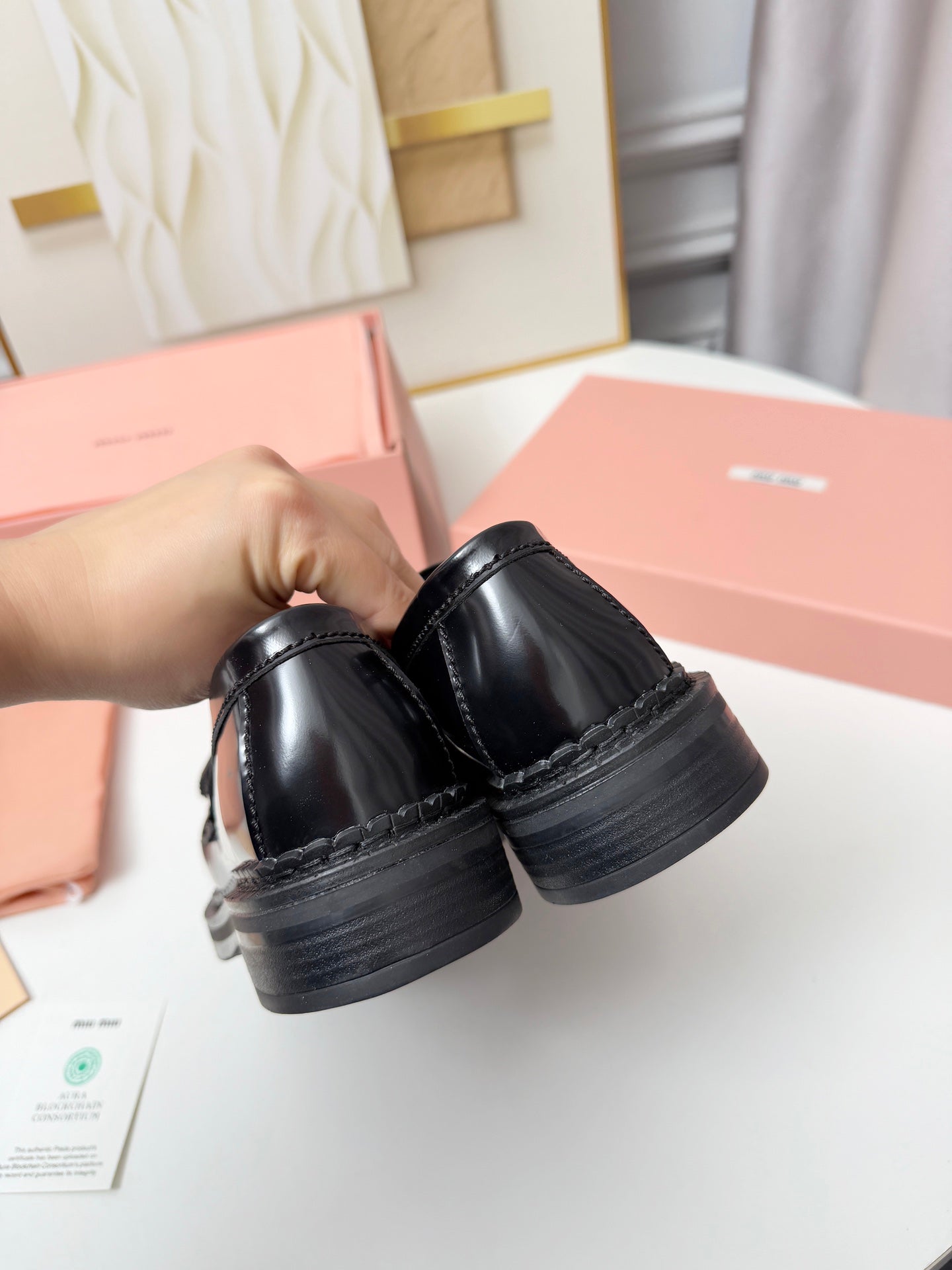 ЖІНОЧІ ЛОФЕРИ MIUMIU 26S ЗІ ШКІРИ ТЕЛЯТИ ЧОРНОГО КОЛЬОРУ З КИТИЦЯМИ