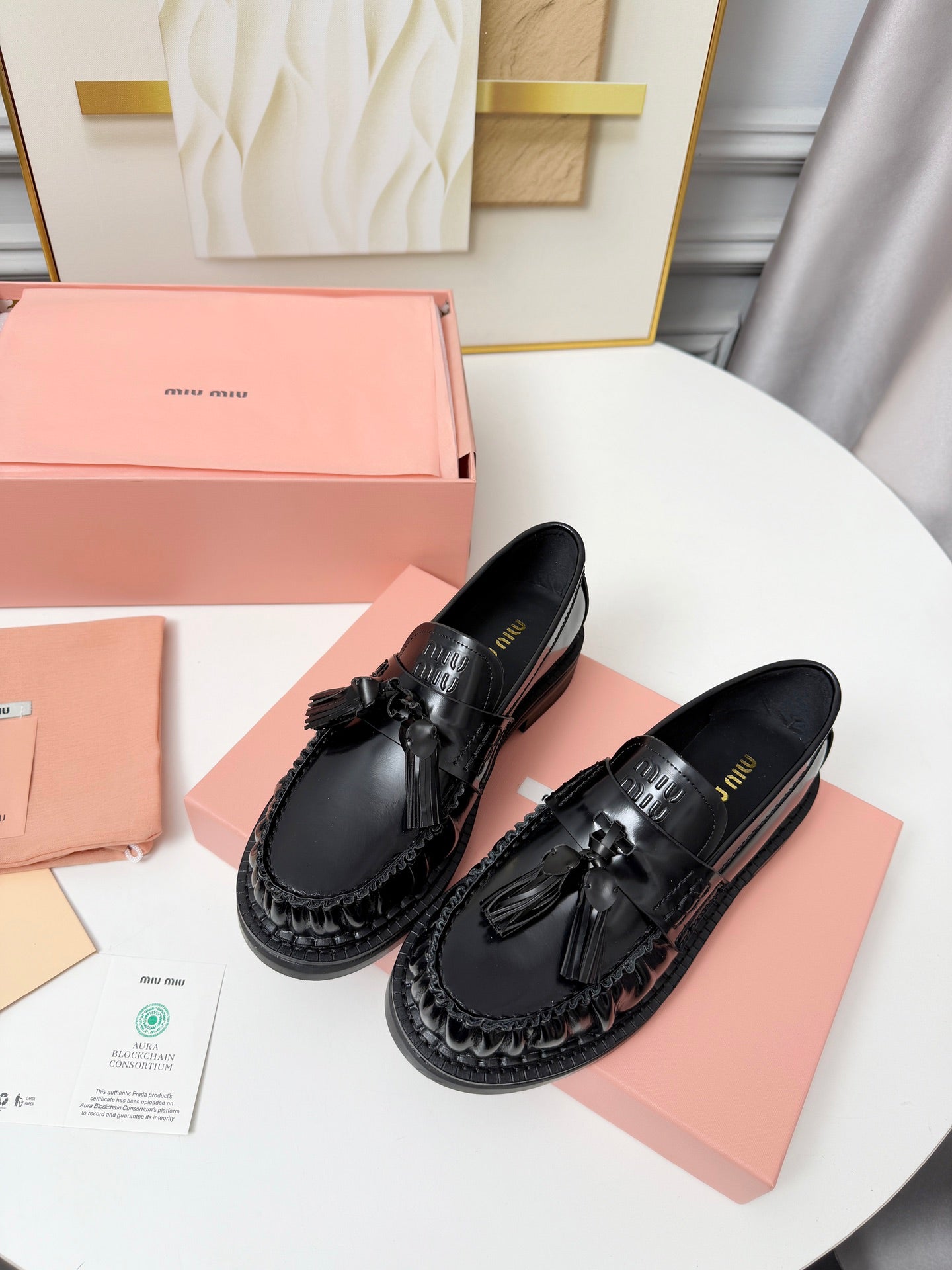 ЖІНОЧІ ЛОФЕРИ MIUMIU 26S ЗІ ШКІРИ ТЕЛЯТИ ЧОРНОГО КОЛЬОРУ З КИТИЦЯМИ
