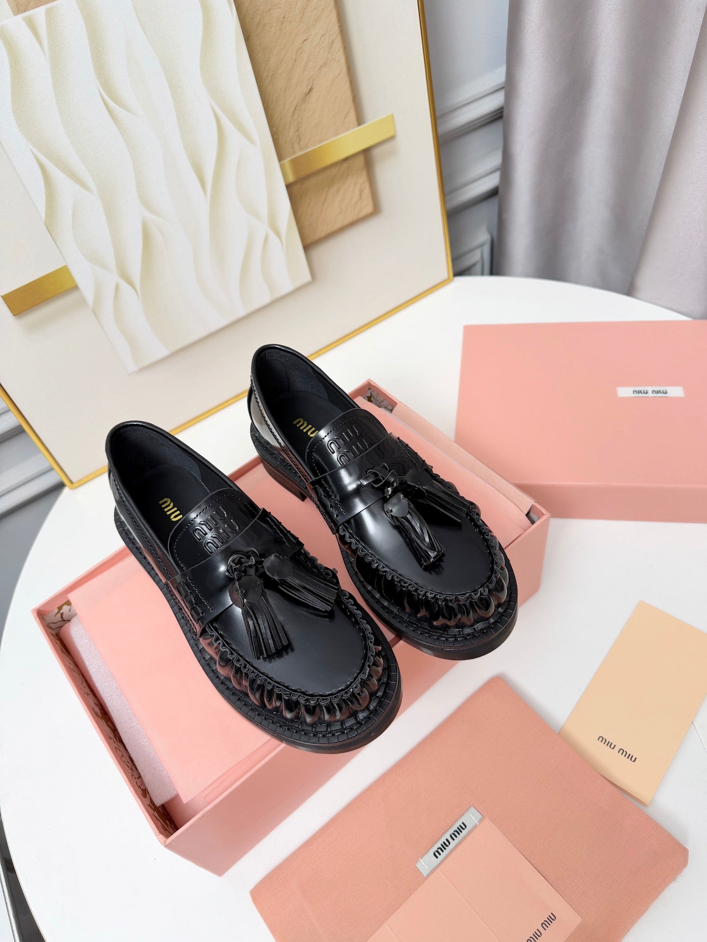 ЖІНОЧІ ЛОФЕРИ MIUMIU 26S ЗІ ШКІРИ ТЕЛЯТИ ЧОРНОГО КОЛЬОРУ З КИТИЦЯМИ