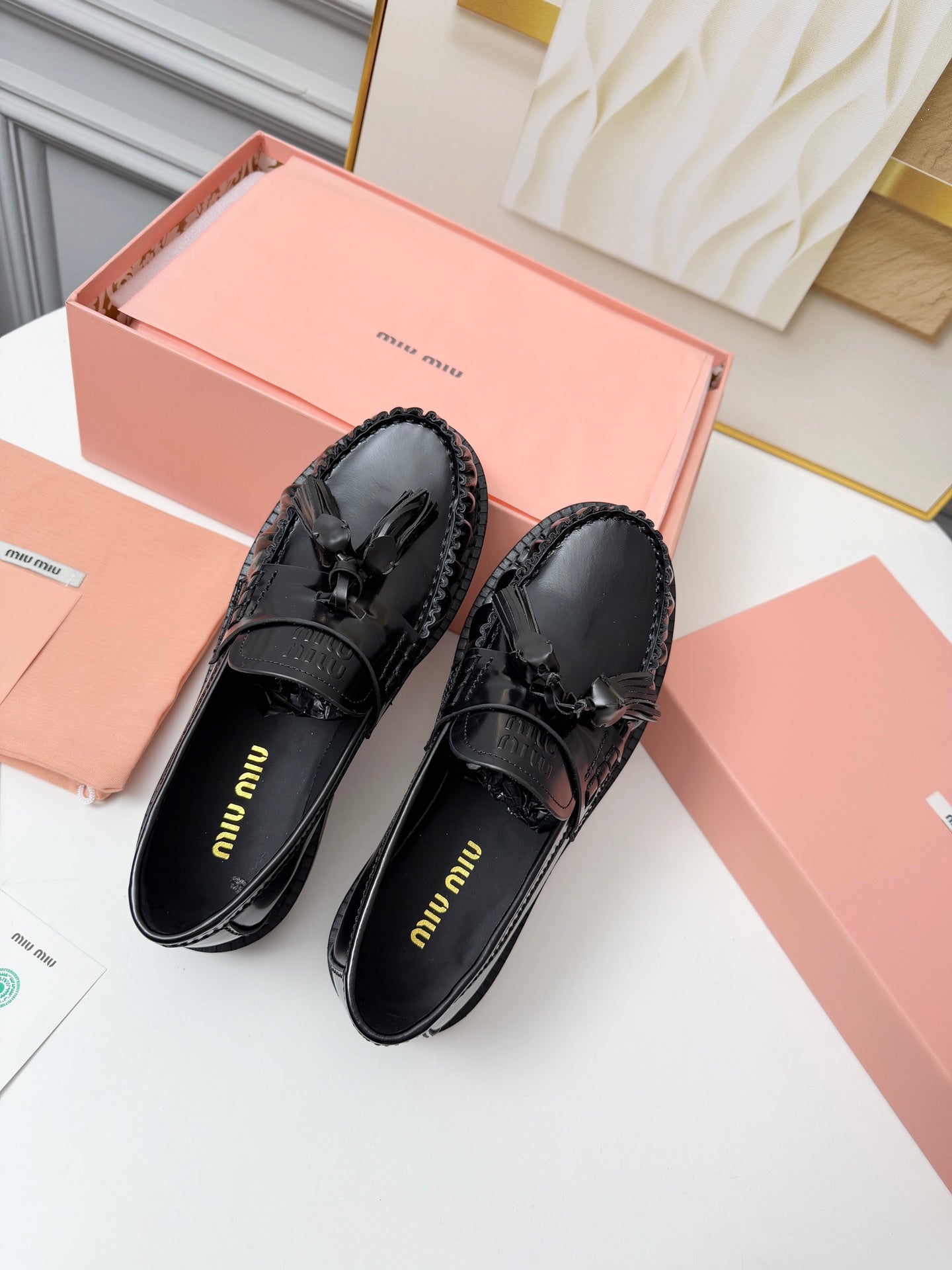 ЖІНОЧІ ЛОФЕРИ MIUMIU 26S ЗІ ШКІРИ ТЕЛЯТИ ЧОРНОГО КОЛЬОРУ З КИТИЦЯМИ