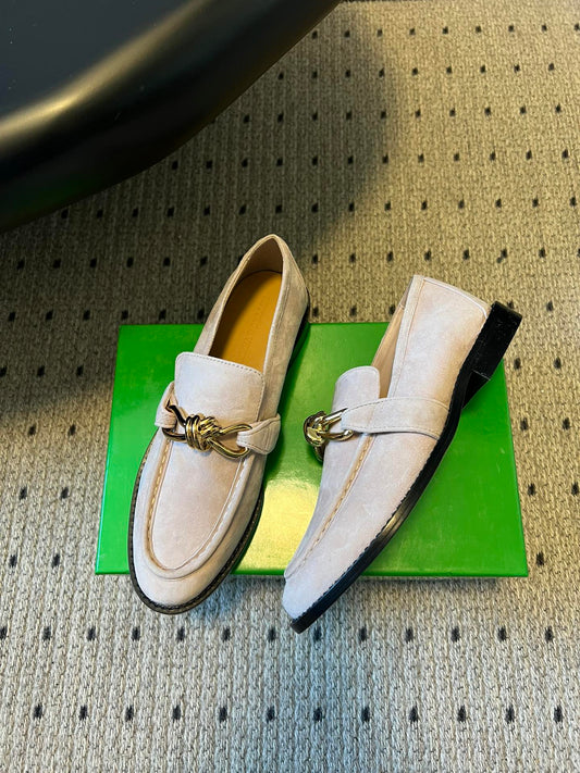 ЛОФЕРИ BOTTEGA VENETA 26S ЗІ СВІТЛО-БЕЖЕВОЇ ЗАМШІ З ЗОЛОТИСТОЮ ФУРНІТУРОЮ