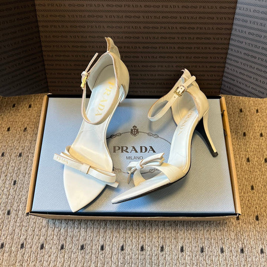 Босоніжки PRADA 26S на підборах 80 мм із гострим носком та ремінцями, з білої телячої шкіри