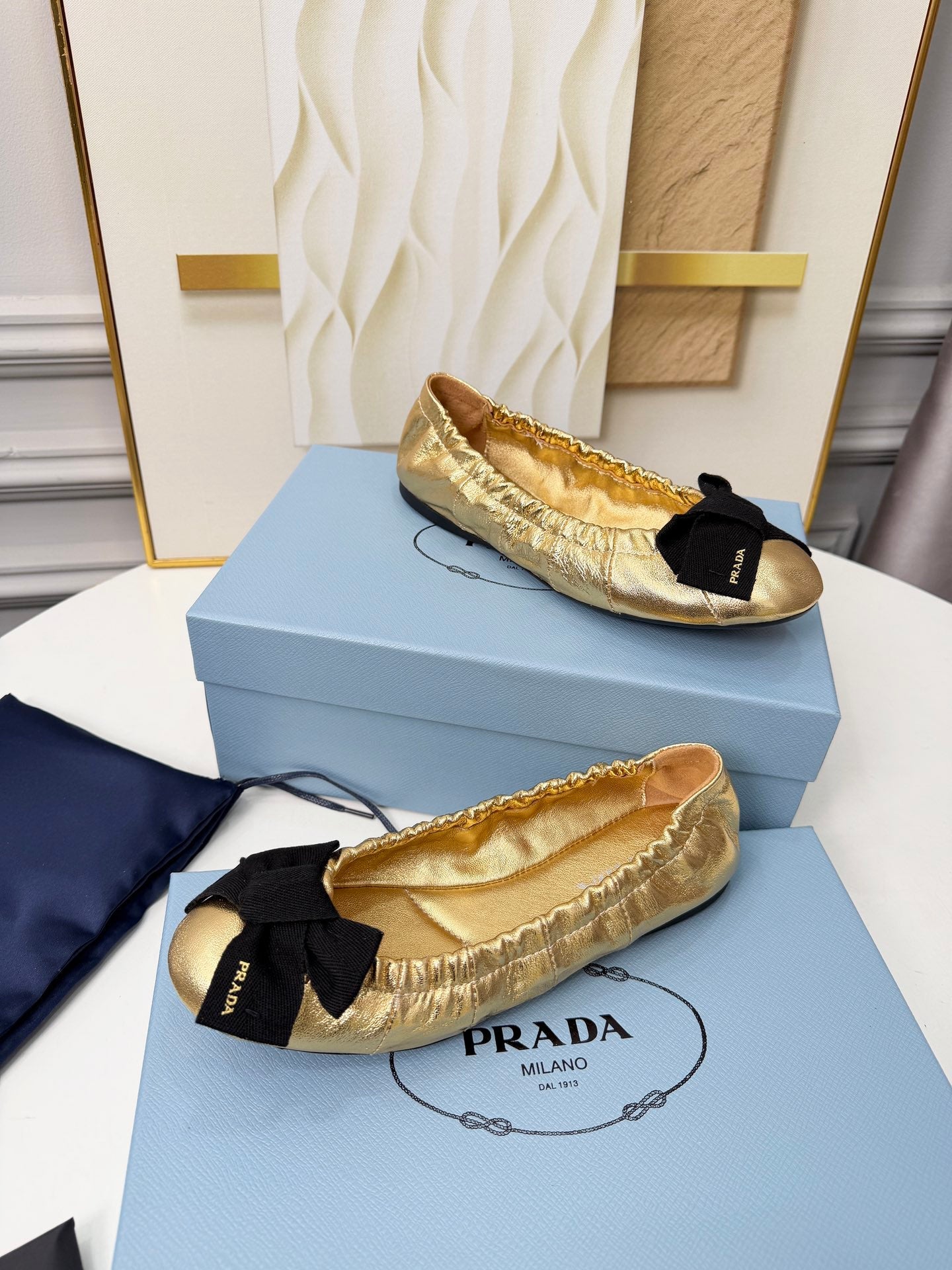 БАЛЕТКИ PRADA 26S ЗІ ШКІРИ ТЕЛЯТИ З БАНТОМ ЗОЛОТОГО КОЛЬОРУ