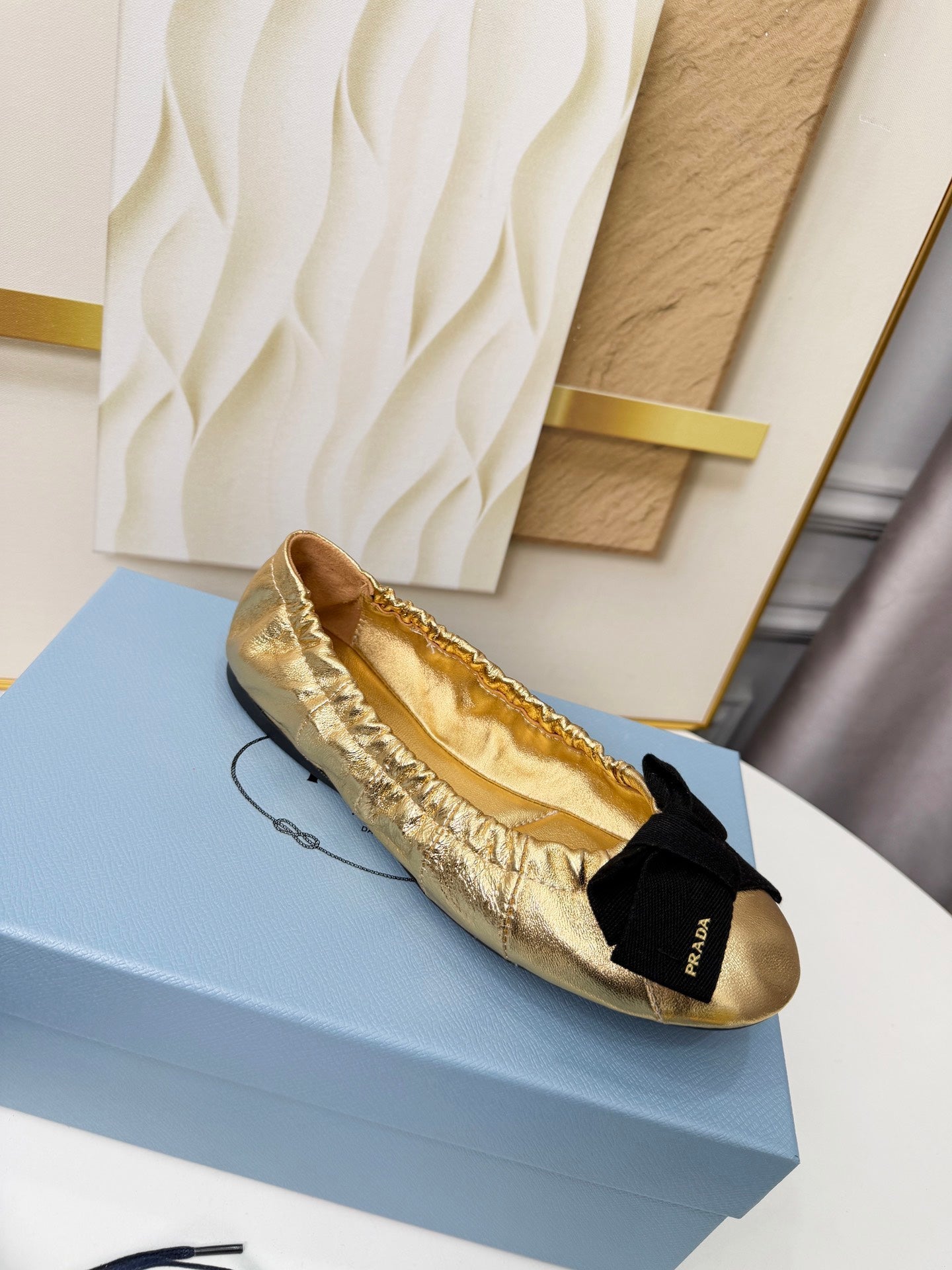 БАЛЕТКИ PRADA 26S ЗІ ШКІРИ ТЕЛЯТИ З БАНТОМ ЗОЛОТОГО КОЛЬОРУ